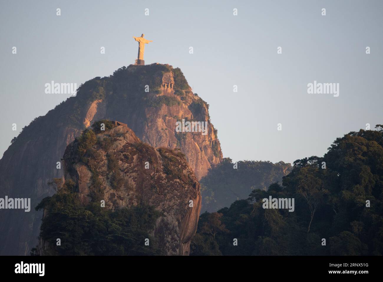 Rio de Janeiro, Brasile: Skyline all'alba, montagne, foresta pluviale e il monte Corcovado con Cristo Redentore, una delle sette meraviglie del mondo Foto Stock