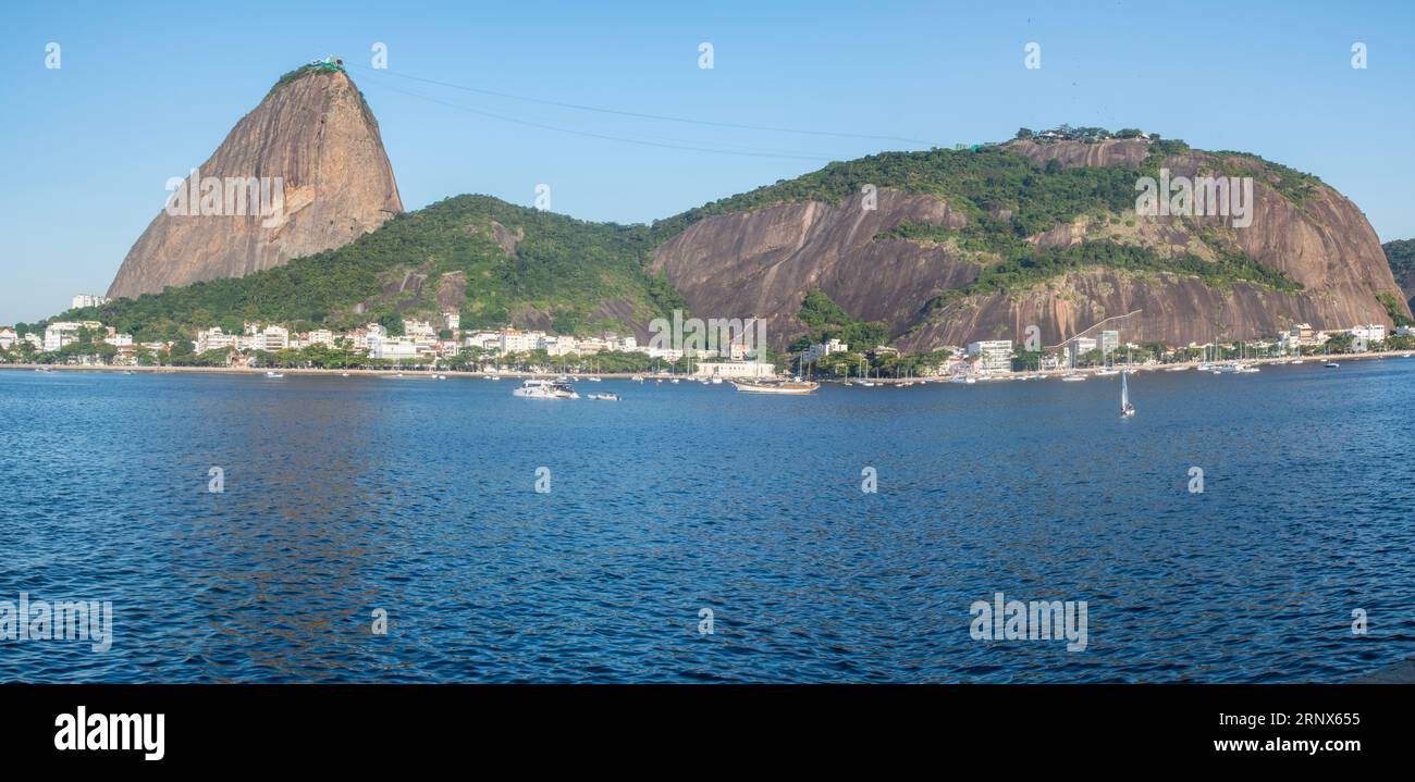 Rio de Janeiro, Brasile: Il Pan di zucchero visto dal Parco Flamengo (Aterro do Flamengo), il più grande parco pubblico e area ricreativa della città Foto Stock