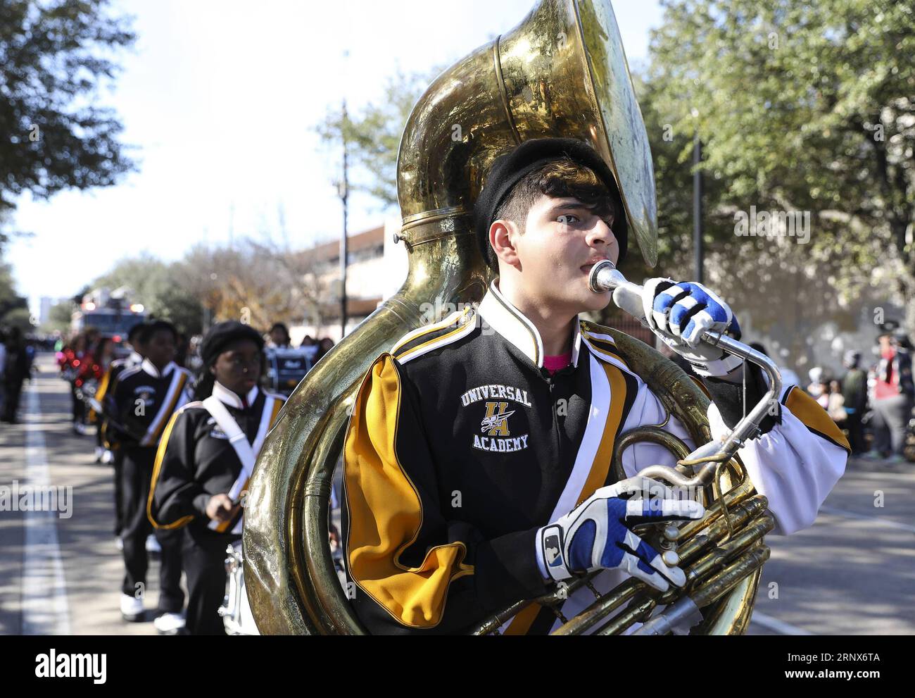 (180116) -- HOUSTON, 16 gennaio 2018 -- i membri della band Marching si esibiscono durante la Martin Luther King grande Parade a Houston, Texas, Stati Uniti, 15 gennaio 2018. Varie attività si svolgono il terzo lunedì di gennaio di ogni anno in tutti gli Stati Uniti per onorare il leader dei diritti civili Martin Luther King Jr., nato il 15 gennaio 1929 e assassinato nel 1968. (gj) U.S.-HOUSTON-MARTIN LUTHER KING-COMMEMORAZIONE Yi-ChinxLee PUBLICATIONxNOTxINxCHN Foto Stock