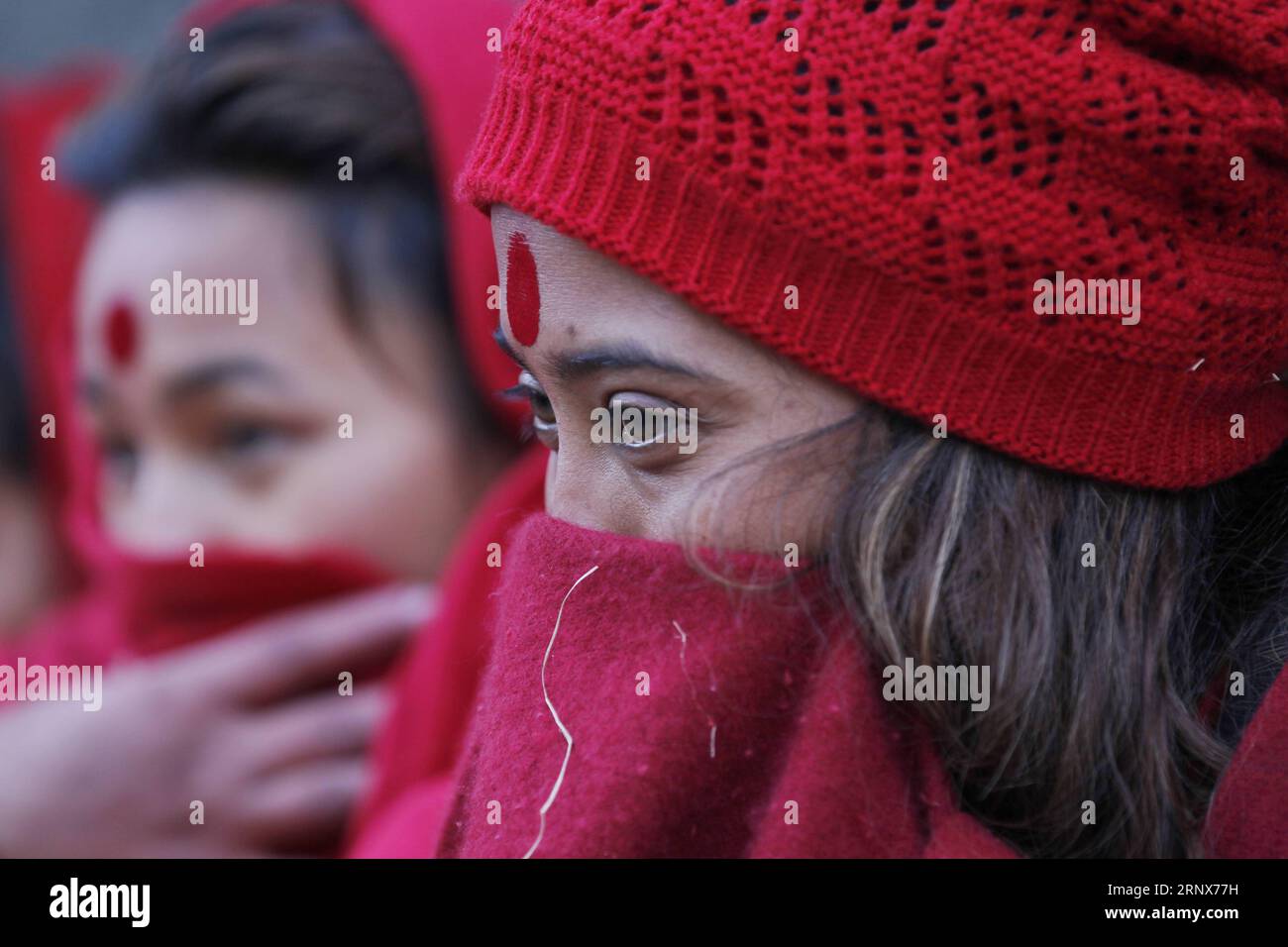 (180116) -- KATHMANDU, 16 gennaio 2018 -- Una donna indù nepalese si prepara a pregare durante il festival Madhav Narayan a Pashupatinath a Kathmandu, Nepal, 16 gennaio 2018. Le donne indù nepalesi osservano un digiuno e pregano la dea Swasthani e il Dio Madhav Narayan per la longevità dei loro mariti e la prosperità della famiglia durante il festival di un mese. ) (Zxj) NEPAL-KATHMANDU-MADHAV NARAYAN FESTIVAL PratapxThapa PUBLICATIONxNOTxINxCHN Foto Stock