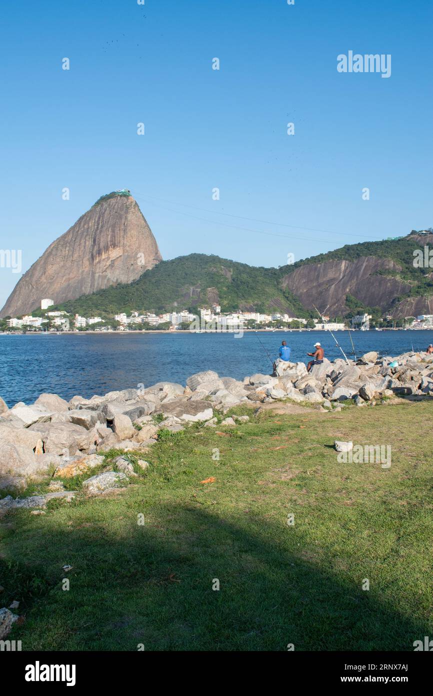 Rio de Janeiro, Brasile: Il Pan di zucchero visto dal Parco Flamengo (Aterro do Flamengo), il più grande parco pubblico e area ricreativa della città Foto Stock