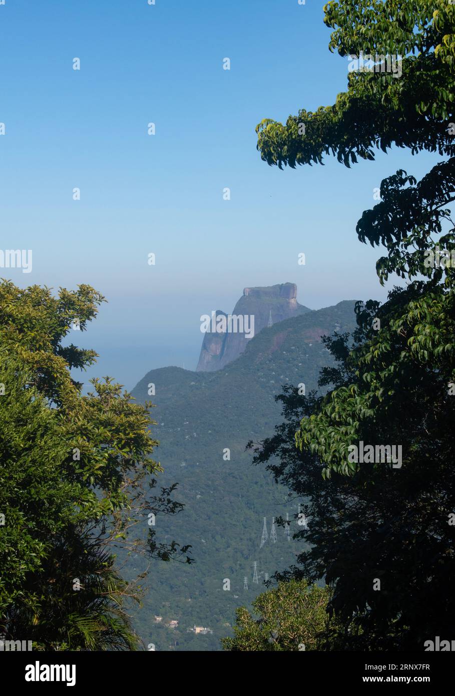 Rio de Janeiro: Vista di Pedra da Gavea, montagna monolitica nella foresta di Tijuca, una delle montagne più alte del mondo che termina direttamente nell'oceano Foto Stock
