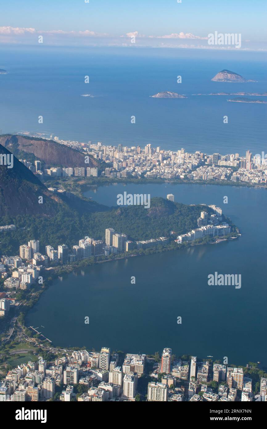 Rio de Janeiro, Brasile: Skyline dal Cristo Redentore sul Monte Corcovado con vista dei grattacieli e della laguna (Lagoa Rodrigo de Freitas) Foto Stock