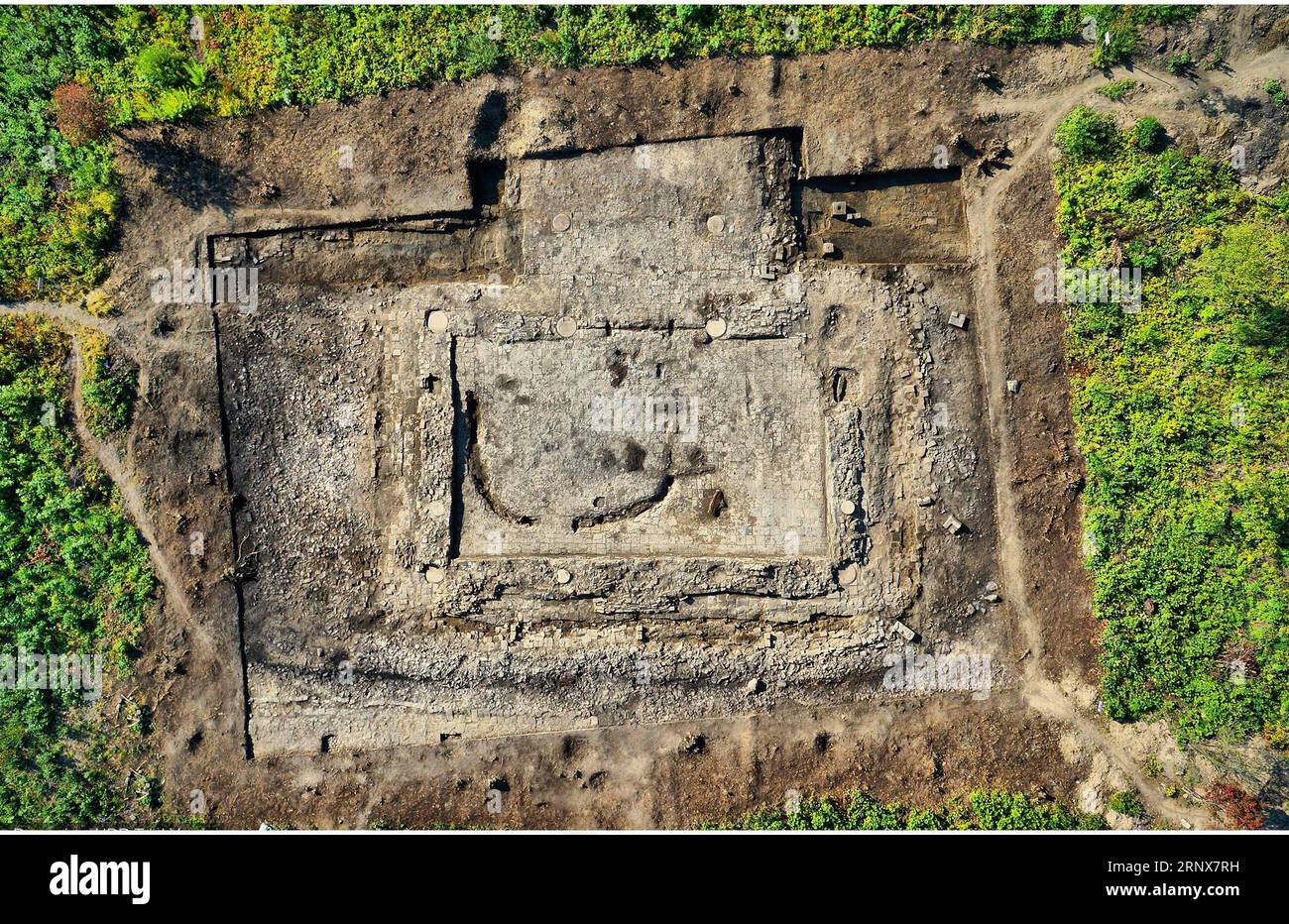 (180117) -- PECHINO, 17 gennaio 2018 () -- la foto mostra il sito archeologico nella città di Baoma, su una collina nella contea di Antu nella provincia di Jilin della Cina nordorientale. Secondo gli archeologi, le rovine di Baoma sono state mostrate da un libro di giada in esso scoperto come il sito di un tempio utilizzato dalla famiglia reale della dinastia Jin (1115-1234) per il culto sul Monte Changbai. Le rovine della città di Baoma sono tra i resti architettonici meglio conservati e più importanti della dinastia Jin. I ritrovamenti nel sito di Baoma sono stati annunciati come una delle sei più grandi scoperte archeologiche del paese in 2 Foto Stock