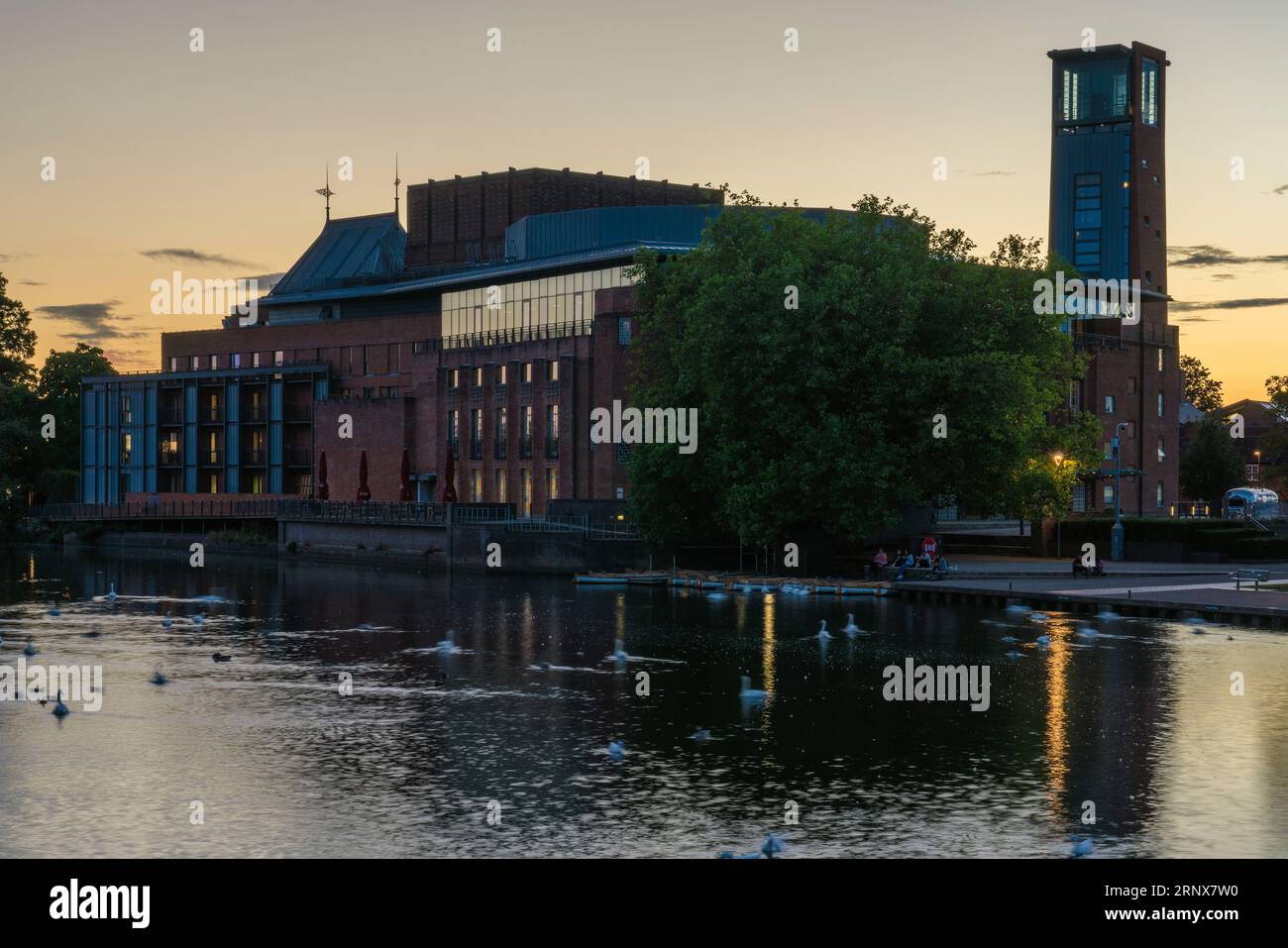 Vista del Royal Shakespeare Theatre, un famoso punto di riferimento lungo il fiume Avon al tramonto del 24 settembre 2021 a Stratford-upon-Avon, Regno Unito Foto Stock