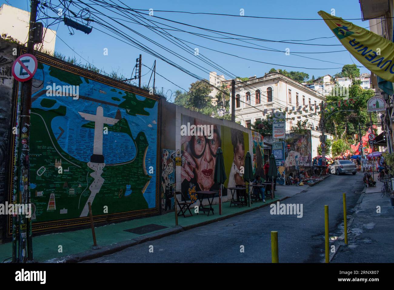 Rio de Janeiro, Brasile: Skyline della città con vista sulle strade di Lapa, quartiere famoso per i monumenti storici, l'architettura coloniale e la vita notturna Foto Stock
