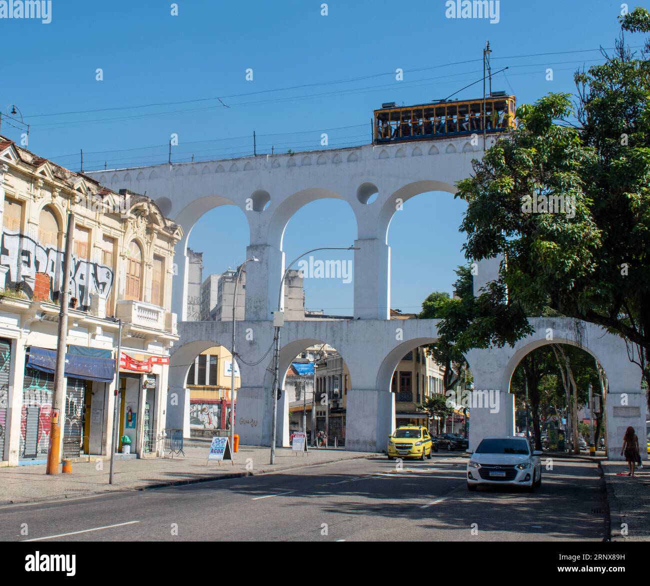 Rio de Janeiro, Brasile: L'Acquedotto Carioca (Arcos da Lapa) con la famosa funivia bonde, tram elettrico sulla strada tra il Centro e Santa Teresa Foto Stock