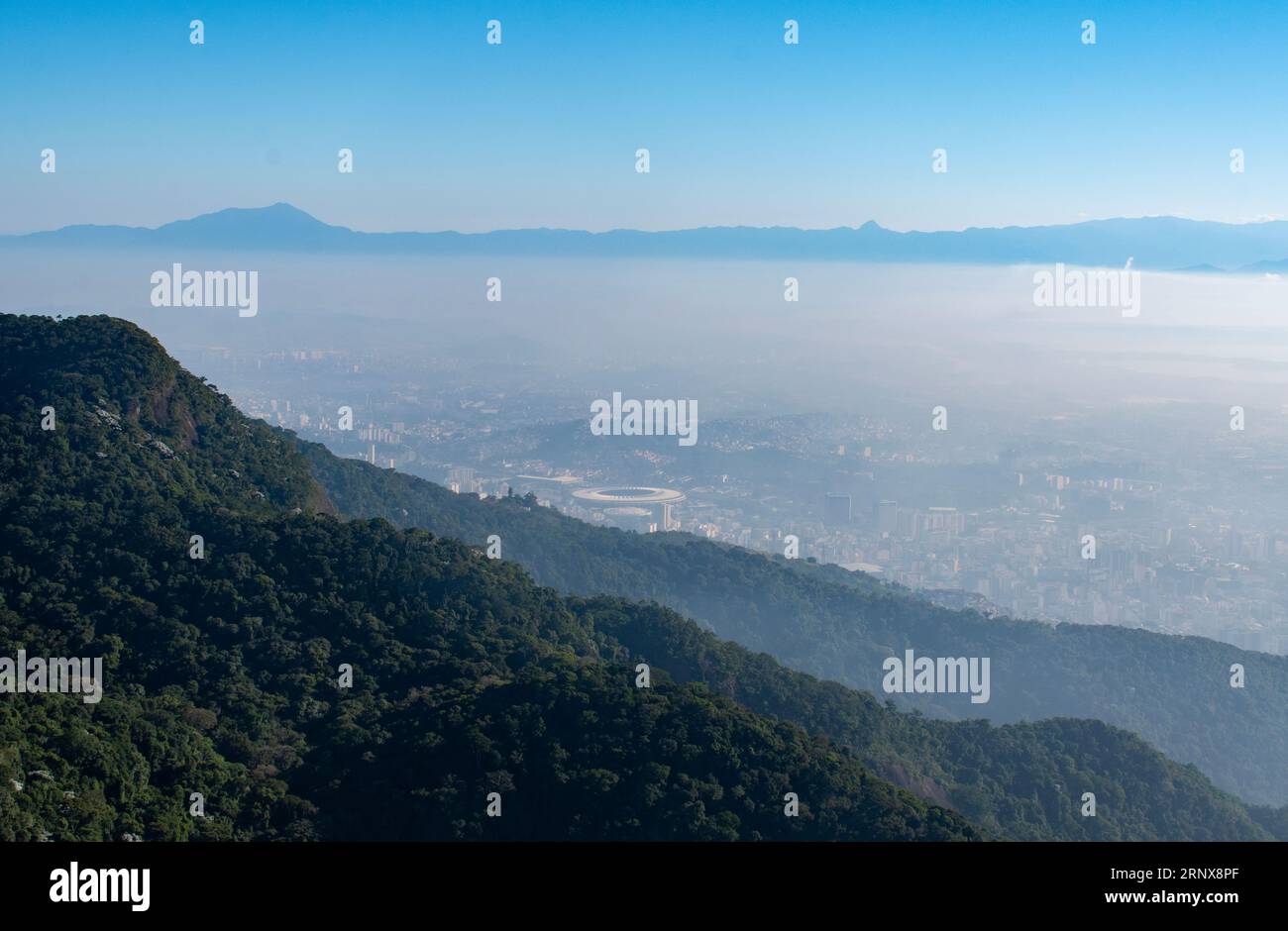 Rio de Janeiro: Skyline nella nebbia vista dal monte Corcovado con lo Stadio Maracana, uno dei più famosi stadi di calcio del mondo Foto Stock