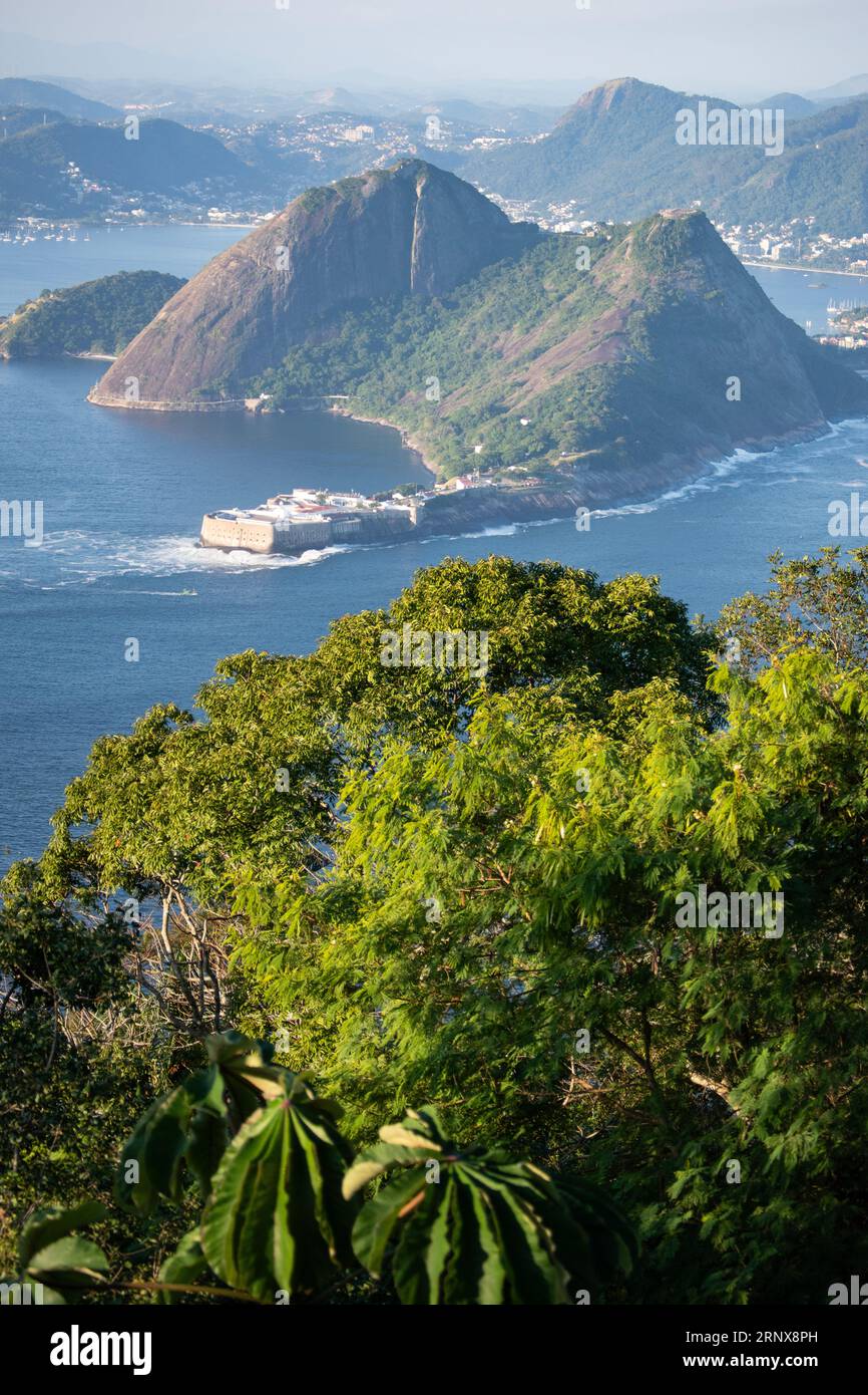 Rio de Janeiro, Brasile: Vista aerea dello skyline di Niteroi vista dal Morro da Urca, la prima stazione della funivia del Pan di zucchero Foto Stock