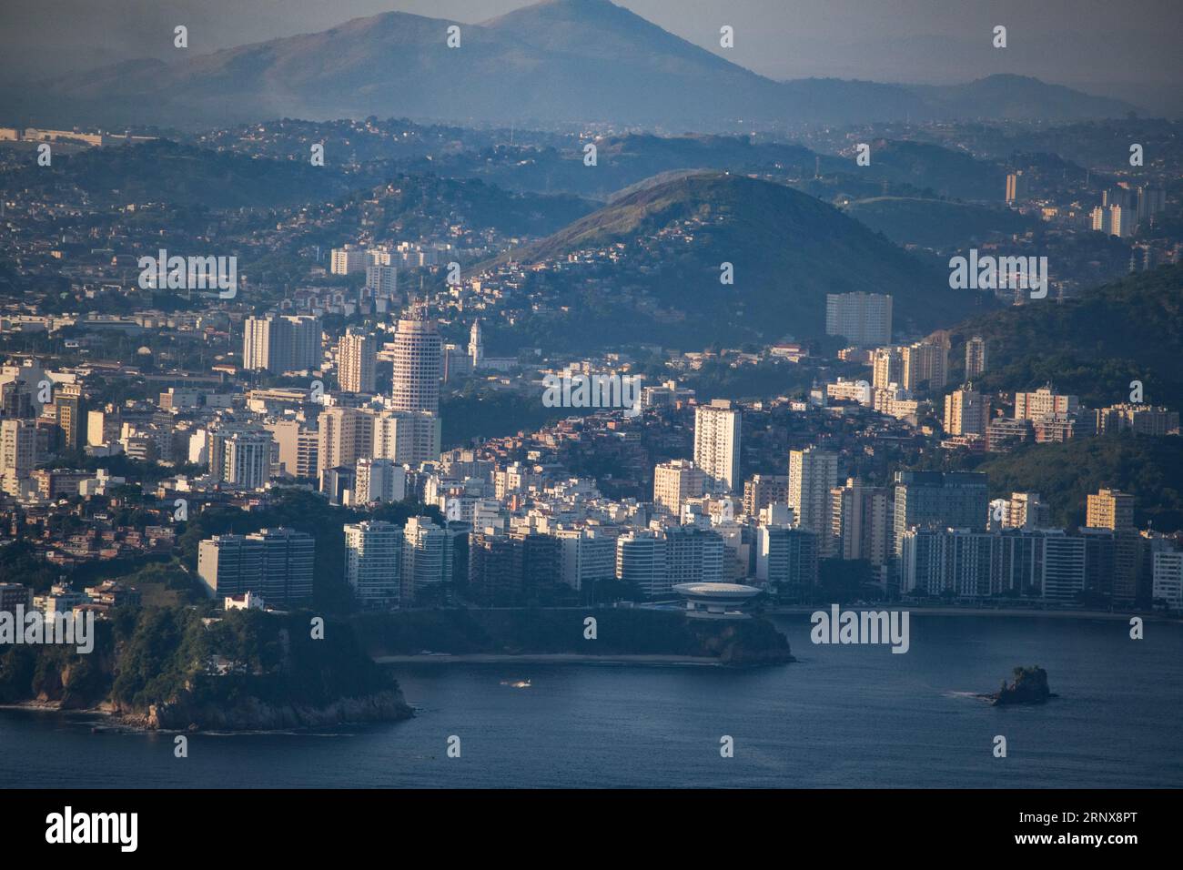 Rio de Janeiro, Brasile: Vista aerea dello skyline di Niteroi vista dal Morro da Urca, la prima stazione della funivia del Pan di zucchero Foto Stock