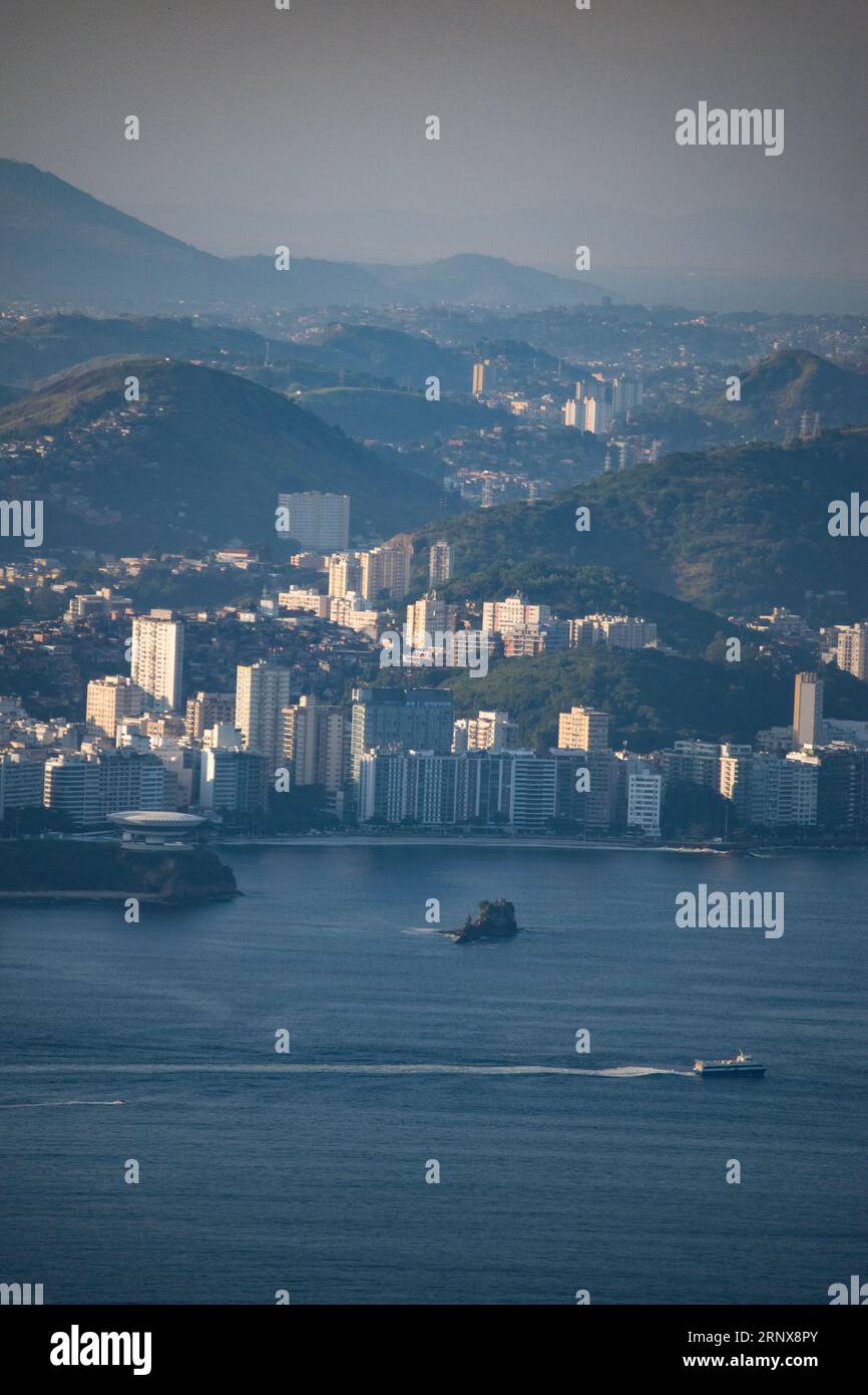 Rio de Janeiro, Brasile: Vista aerea dello skyline di Niteroi vista dal Morro da Urca, la prima stazione della funivia del Pan di zucchero Foto Stock