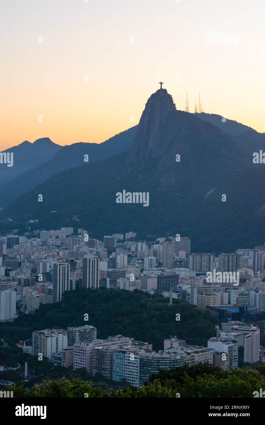 Rio de Janeiro: Vista panoramica al tramonto dal Pan di zucchero con vista del quartiere di Humaitá e del Cristo Redentore sul monte Corcovado Foto Stock