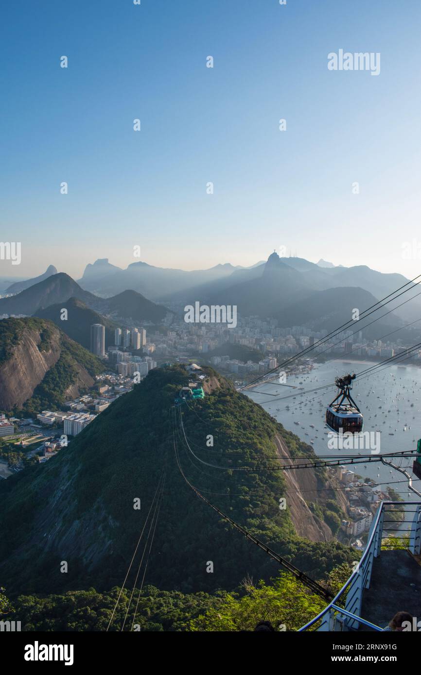 Rio de Janeiro, Brasile: Splendida vista panoramica dello skyline della città dalla funivia del Pan di zucchero con le montagne, il quartiere e la spiaggia di Botafogo Foto Stock