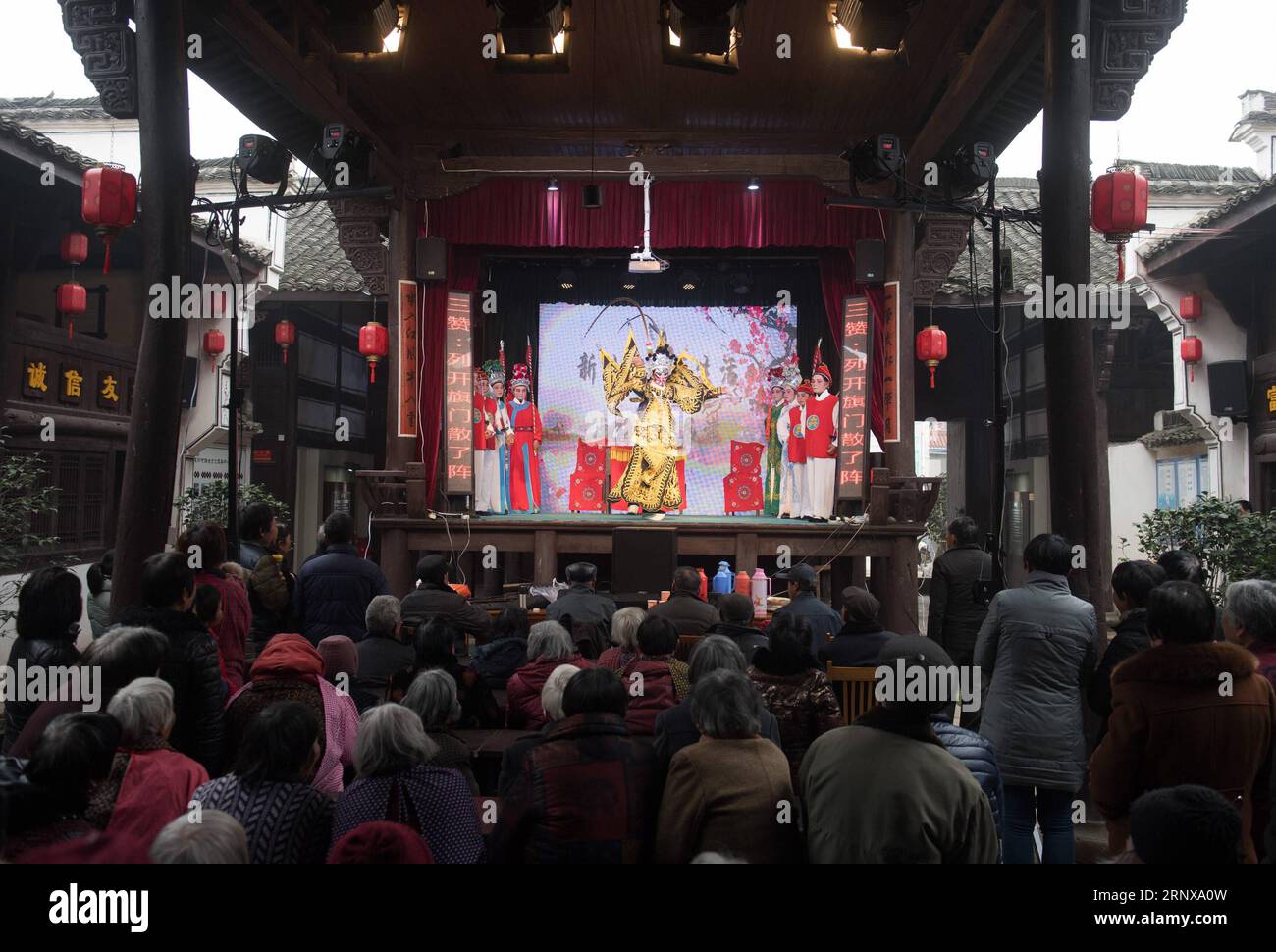 (180119) -- ZHUJI, 19 gennaio 2018 -- la gente guarda lo spettacolo di Xilu luantan nel villaggio Shiliping di Zhuji, provincia dello Zhejiang, Cina orientale, 18 gennaio 2018. Xilu luantan , popolare tra le persone di Zhuji e nelle aree vicine, è un sottotipo dell'opera luantan. La performance con movimenti esagerati si basa sul dialetto. Nel 2011, Xilu luantan è stato elencato come uno dei patrimoni culturali immateriali nazionali. )(mcg) CHINA-ZHEJIANG-ZHUJI-LUANTAN OPERA (CN) WengxXinyang PUBLICATIONxNOTxINxCHN Foto Stock