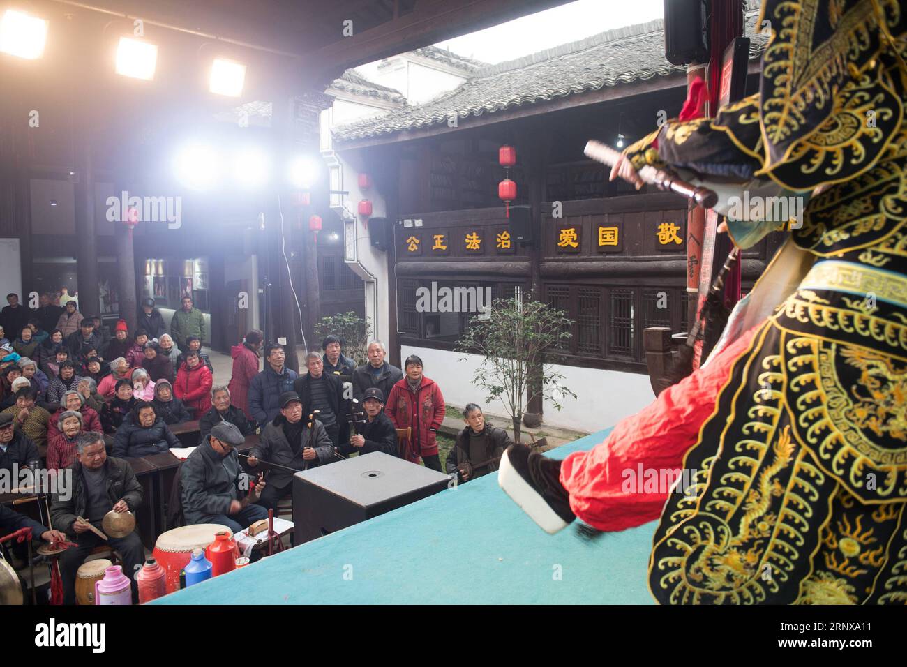 (180119) -- ZHUJI, 19 gennaio 2018 -- la gente guarda lo spettacolo di Xilu luantan nel villaggio Shiliping di Zhuji, provincia dello Zhejiang, Cina orientale, 18 gennaio 2018. Xilu luantan , popolare tra le persone di Zhuji e nelle aree vicine, è un sottotipo dell'opera luantan. La performance con movimenti esagerati si basa sul dialetto. Nel 2011, Xilu luantan è stato elencato come uno dei patrimoni culturali immateriali nazionali. )(mcg) CHINA-ZHEJIANG-ZHUJI-LUANTAN OPERA (CN) WengxXinyang PUBLICATIONxNOTxINxCHN Foto Stock