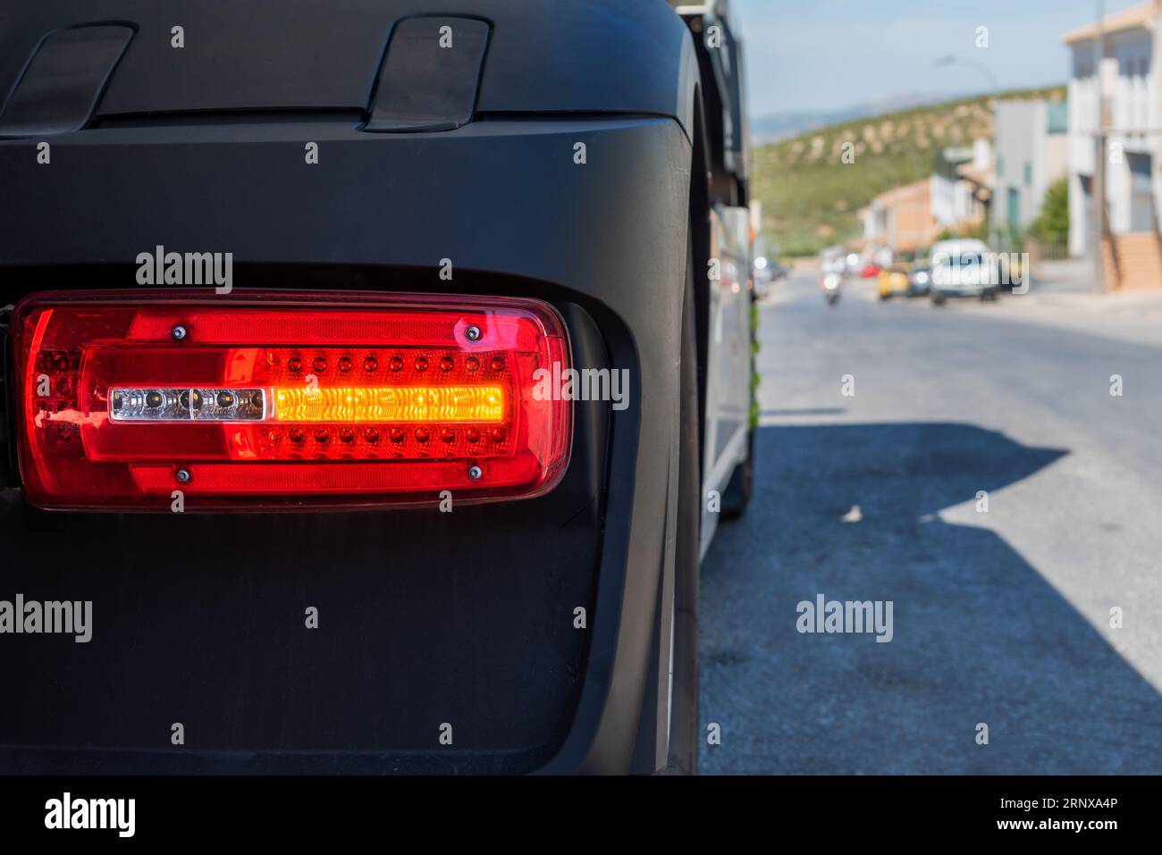 Lampeggiatore del veicolo acceso per accendere una strada con veicoli. Primo piano. Foto Stock