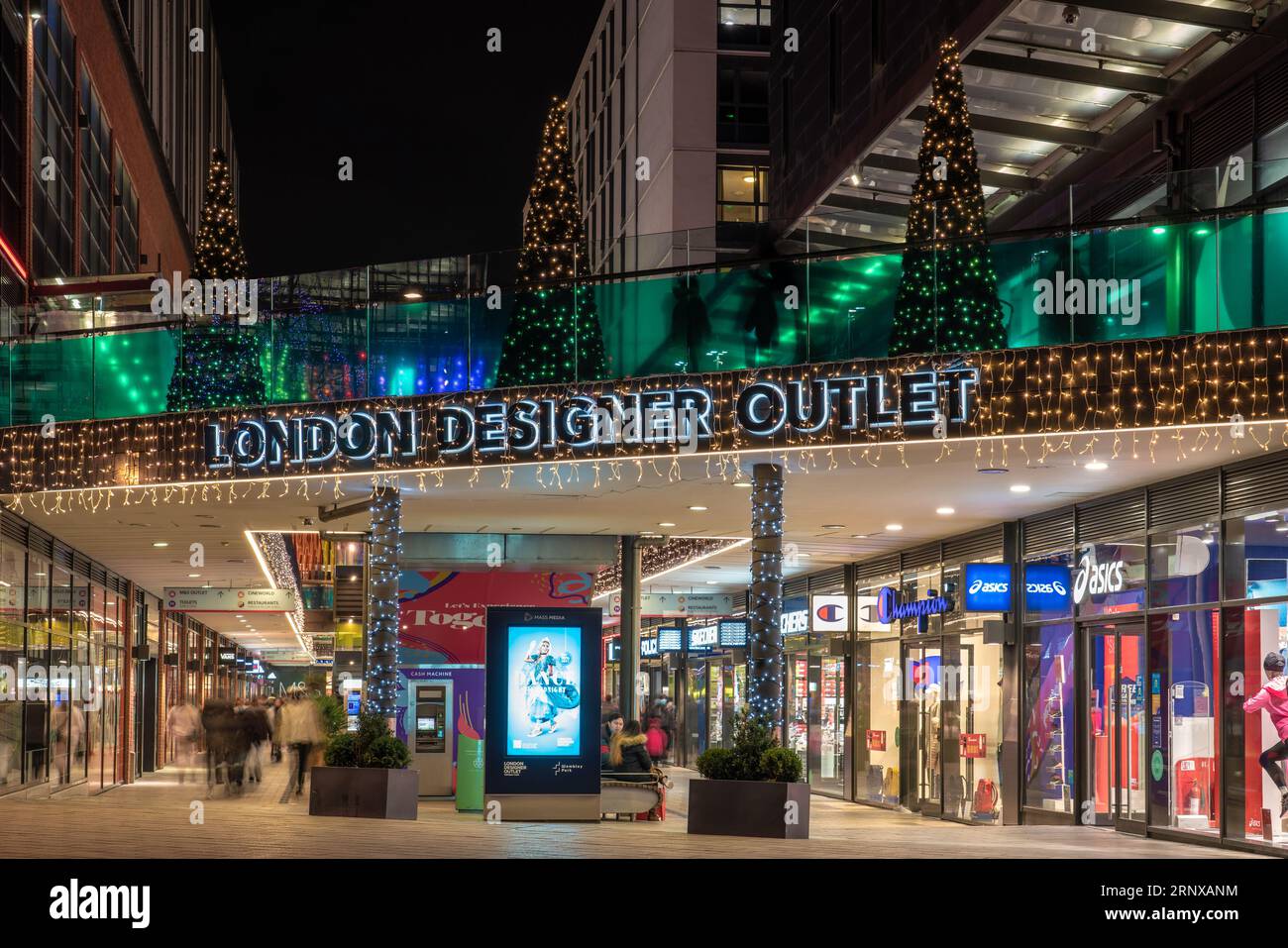 Decorazioni natalizie notturne nel London Desinger Outlet, un famoso quartiere dello shopping a Wembley Park il 21 dicembre 2021 a Londra, United Kingdo Foto Stock