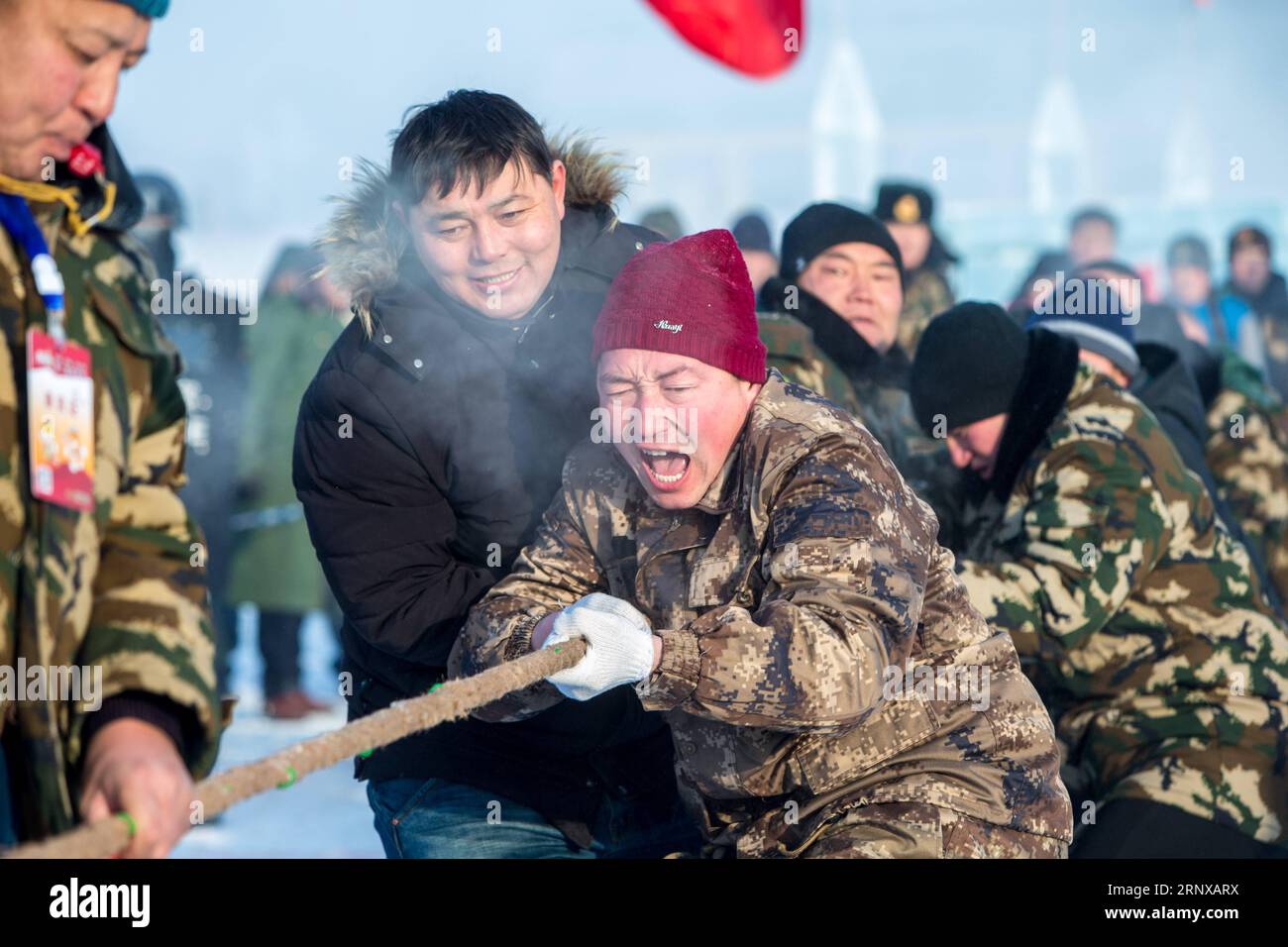 (180120) -- BURQIN, 20 gennaio 2018 -- gli abitanti del villaggio giocano un gioco di tiro alla fune durante il 2 ° festival Burqin rime nella città di Qungkur della contea di Burqin, nella regione autonoma di Xinjiang Uygur della Cina nord-occidentale, 19 gennaio 2017. )(wsw) CHINA-XINJIANG-BURQIN-RIME FESTIVAL (CN) LixJing PUBLICATIONxNOTxINxCHN Foto Stock