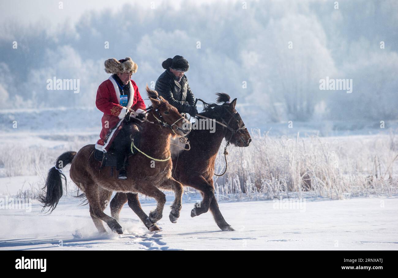 (180120) -- BURQIN, 20 gennaio 2018 -- i pastori competono in una corsa di cavalli durante il 2 ° festival Burqin rime nella città di Qungkur nella contea di Burqin, nella regione autonoma di Xinjiang Uygur della Cina nord-occidentale, 19 gennaio 2017. )(wsw) CHINA-XINJIANG-BURQIN-RIME FESTIVAL (CN) LixJing PUBLICATIONxNOTxINxCHN Foto Stock