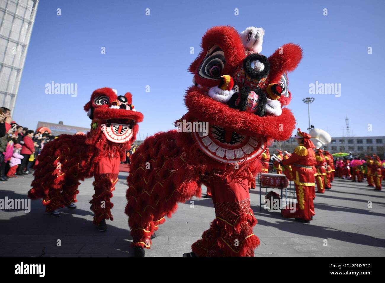 (180120) -- YINCHUAN, 20 gennaio 2018 -- la gente esegue la danza del leone durante una fiera a Yinchuan, nella regione autonoma Ningxia Hui della Cina settentrionale, 20 gennaio 2018, anche il termine solare del grande freddo (Dahan) sul calendario lunare cinese. ) (wyo) CHINA-NINGXIA-DAHAN-SOLAR TERM-FAIR (CN) WangxPeng PUBLICATIONxNOTxINxCHN Foto Stock