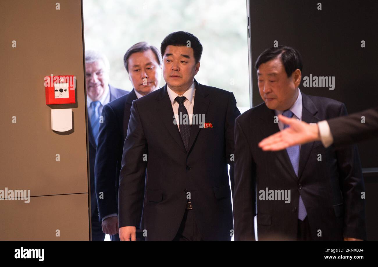 (180120) -- LOSANNA, 20 gennaio 2018 -- Lee Hee-beom, presidente del Comitato organizzatore di Pyeongchang per i Giochi olimpici e paraolimpici invernali (POCOG) del 2018, presidente del Comitato olimpico della Repubblica popolare democratica di Corea (RPDC) e ministro dello sport Kim il Guk, il ministro dello sport della Corea del Sud do Jong-hwan e il presidente del Comitato Olimpico Internazionale (CIO) Thomas Bach (da R a L) arrivano per una cerimonia di firma dopo un incontro di quattro parti presso la sede del CIO a Losanna, in Svizzera, 20 gennaio 2018. ) (SP)SVIZZERA-LOSANNA-CIO-PYEONGCHANG OLIMPIADI INVERNALI-MEETING XUXJINQUAN PUBLICA Foto Stock