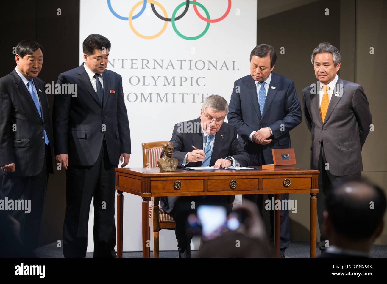 (180120) -- LOSANNA, 20 gennaio 2018 -- Lee Hee-beom, presidente del Comitato Organizzatore di PyeongChang per i Giochi olimpici e paraolimpici invernali (POCOG) del 2018, presidente del Comitato olimpico democratico della Repubblica popolare di Corea (RPDC) e ministro dello sport Kim il Guk, presidente del Comitato olimpico internazionale (CIO) Thomas Bach, il ministro dello sport della Corea del Sud Do Jong-hwan e il presidente del Comitato Olimpico Nazionale (NOC) Lee Kee-heung (da L a R) partecipano alla cerimonia di firma dopo un incontro di quattro partiti presso la sede del CIO a Losanna, in Svizzera, 20 gennaio 2018. ) (SP)SWITZ Foto Stock
