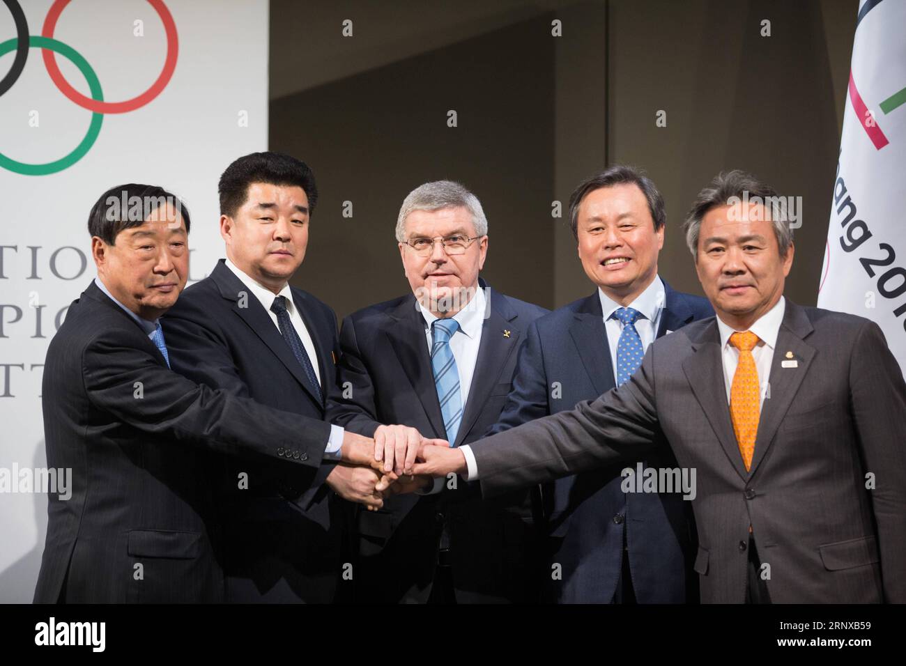 (180120) -- LOSANNA, 20 gennaio 2018 -- Lee Hee-beom, presidente del Comitato Organizzatore di PyeongChang per i Giochi olimpici e paraolimpici invernali (POCOG) del 2018, presidente del Comitato olimpico democratico della Repubblica popolare di Corea (RPDC) e ministro dello sport Kim il Guk, presidente del Comitato olimpico internazionale (CIO) Thomas Bach, il ministro dello sport della Corea del Sud Do Jong-hwan e il presidente del Comitato Olimpico Nazionale (NOC) Lee Kee-heung (da L a R) stringono la mano durante una cerimonia dopo un incontro di quattro partiti presso la sede del CIO a Losanna, in Svizzera, 20 gennaio 2018. ) (SP) Foto Stock