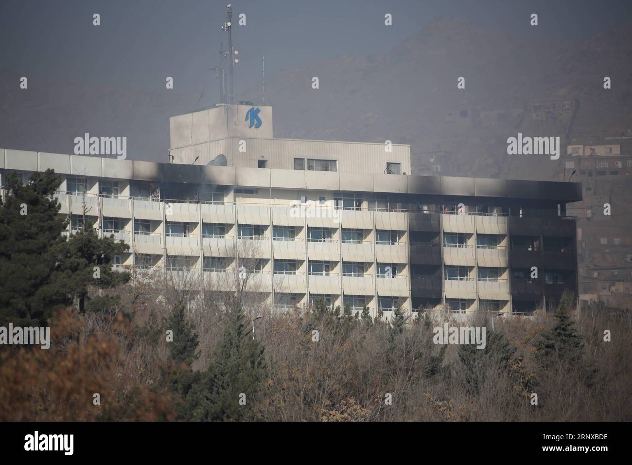 (180121) - KABUL, 21 gennaio 2018 -- foto scattata il 21 gennaio 2018 mostra l'hotel Intercontinental attaccato a Kabul, Afghanistan. Almeno cinque persone sono state uccise e altre sei ferite in un attacco contro un hotel a Kabul, Afghanistan, fonti hanno detto domenica, aggiungendo che circa 100 persone sono state salvate dalle forze speciali afghane. ) (Zxj) AFGHANISTAN-KABUL-HOTEL INTERCONTINENTALE-ATTACCO RahmatxAlizadah PUBLICATIONxNOTxINxCHN Foto Stock