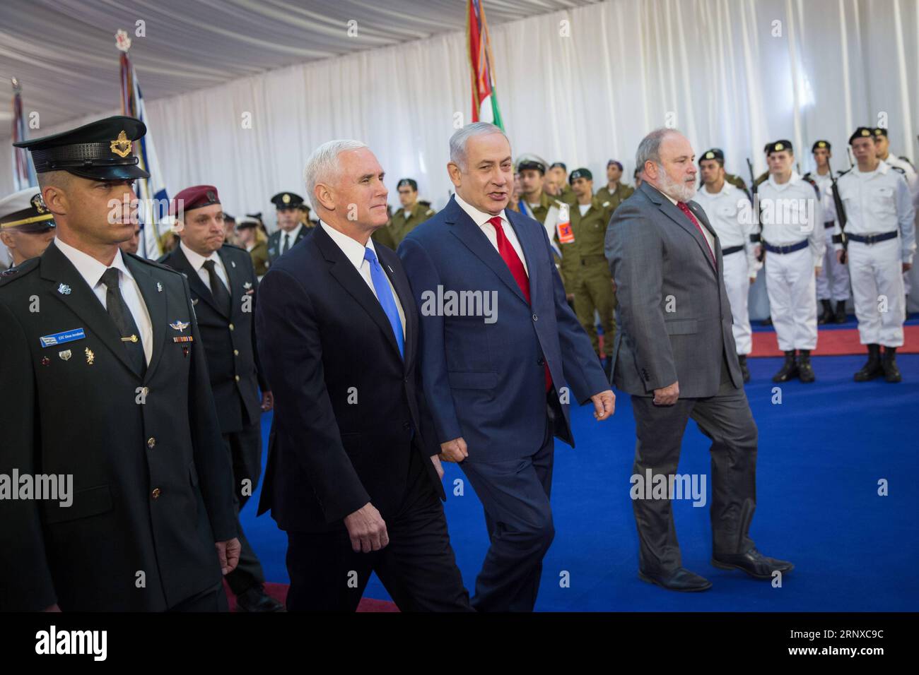 (180122) -- GERUSALEMME, 22 gennaio 2018 -- il vicepresidente degli Stati Uniti Mike Pence (2nd L, fronte) incontra il primo ministro israeliano Benjamin Netanyahu (3rd L, fronte) a Gerusalemme, il 22 gennaio 2018. ) (LRZ) MIDEAST-JERUSALEM-NETANYAHU-PENCE-MEET JINI PUBLICATIONXNOTXINXCHN Foto Stock