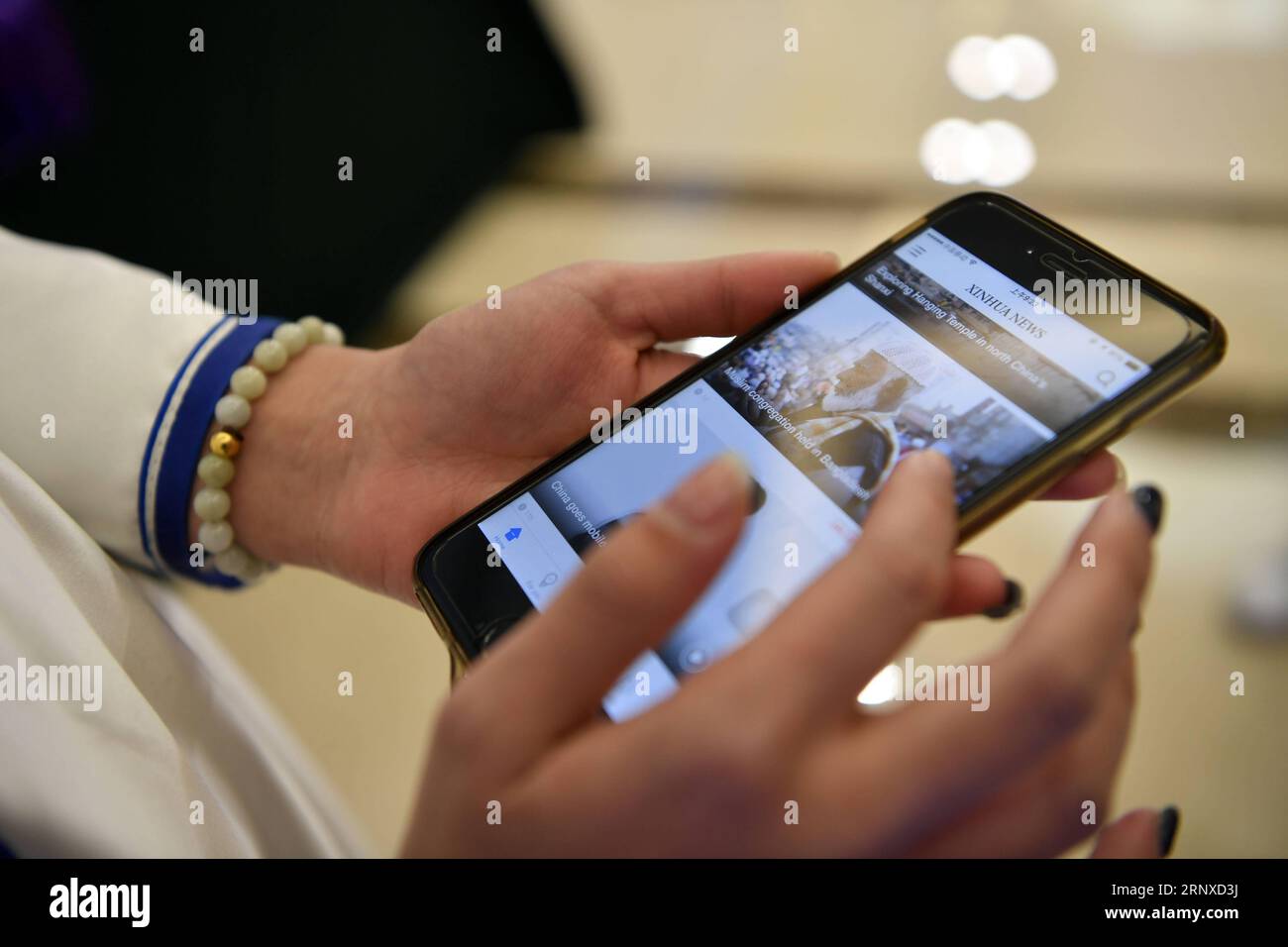 (180123) -- PECHINO, 23 gennaio 2018 -- Un membro dello staff mostra la Xinhua News App, a Pechino, capitale della Cina, 23 gennaio 2018. La Xinhua News Agency, gestita dallo stato cinese, ha lanciato martedì un portale mobile in lingua inglese, la Xinhua News App, combinando la forza di segnalazione dell'agenzia con la più recente tecnologia digitale. ) (dhf) CHINA-BEIJING-XINHUA-ENGLISH-LANGUAGE NEWS APP (CN) JinxLiangkuai PUBLICATIONxNOTxINxCHN Foto Stock