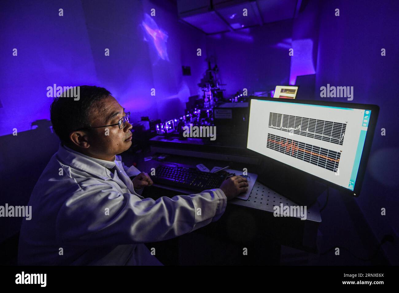 (180125) -- DALIAN, 25 gennaio 2018 -- Un dipendente del Dalian Institute of Chemical Physics esegue il debug di uno spettrometro di attività ottica Raman a lunghezza d'onda corta (ROA) con sorgente laser per la caratterizzazione delle molecole chirali a Dalian, provincia di Liaoning della Cina nordorientale, 25 gennaio 2018. L'istituto ha sviluppato con successo il primo spettrometro ROA a lunghezza d'onda corta al mondo con sorgente laser a 457 nm per la caratterizzazione delle molecole chirali. I loro progressi nello sviluppo furono pubblicati su Applied Spectroscopy. )(MCG) CHINA-LIAONING-DALIAN-RAMAN OPTICAL ACTIVITY SPECTROMETER (CN) PANXYULONG P. Foto Stock