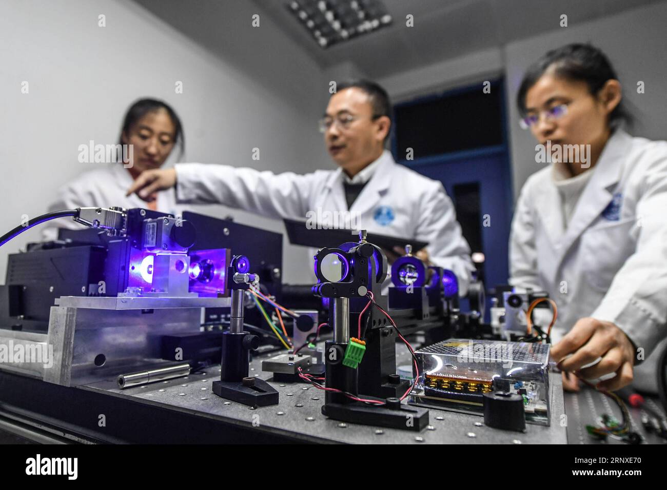 (180125) -- DALIAN, 25 gennaio 2018 -- staff Workers of Dalian Institute of Chemical Physics debug a short-wavelength Raman Optical Activity (ROA) Spectrometer with laser source for the characterization of chiral Molecules in Dalian, North East China S Liaoning Province, 25 gennaio 2018. L'istituto ha sviluppato con successo il primo spettrometro ROA a lunghezza d'onda corta al mondo con sorgente laser a 457 nm per la caratterizzazione delle molecole chirali. I loro progressi nello sviluppo furono pubblicati su Applied Spectroscopy. )(MCG) CHINA-LIAONING-DALIAN-RAMAN OPTICAL ACTIVITY SPECTROMETER (CN) PANXYULONG PUB Foto Stock