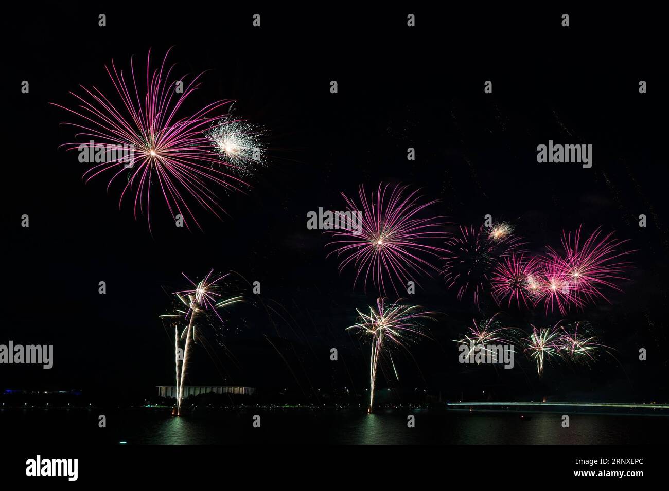 (180126) -- CANBERRA, 26 gennaio 2018 -- i fuochi d'artificio sono visti dal lago Burley Griffin a Canberra, per celebrare l'Australia Day, il giorno nazionale dell'Australia, 26 gennaio 2018. ) (lrz) AUSTRALIA-CANBERRA-AUSTRALIA GIORNO-CELEBRAZIONE JustinxQian PUBLICATIONxNOTxINxCHN Foto Stock