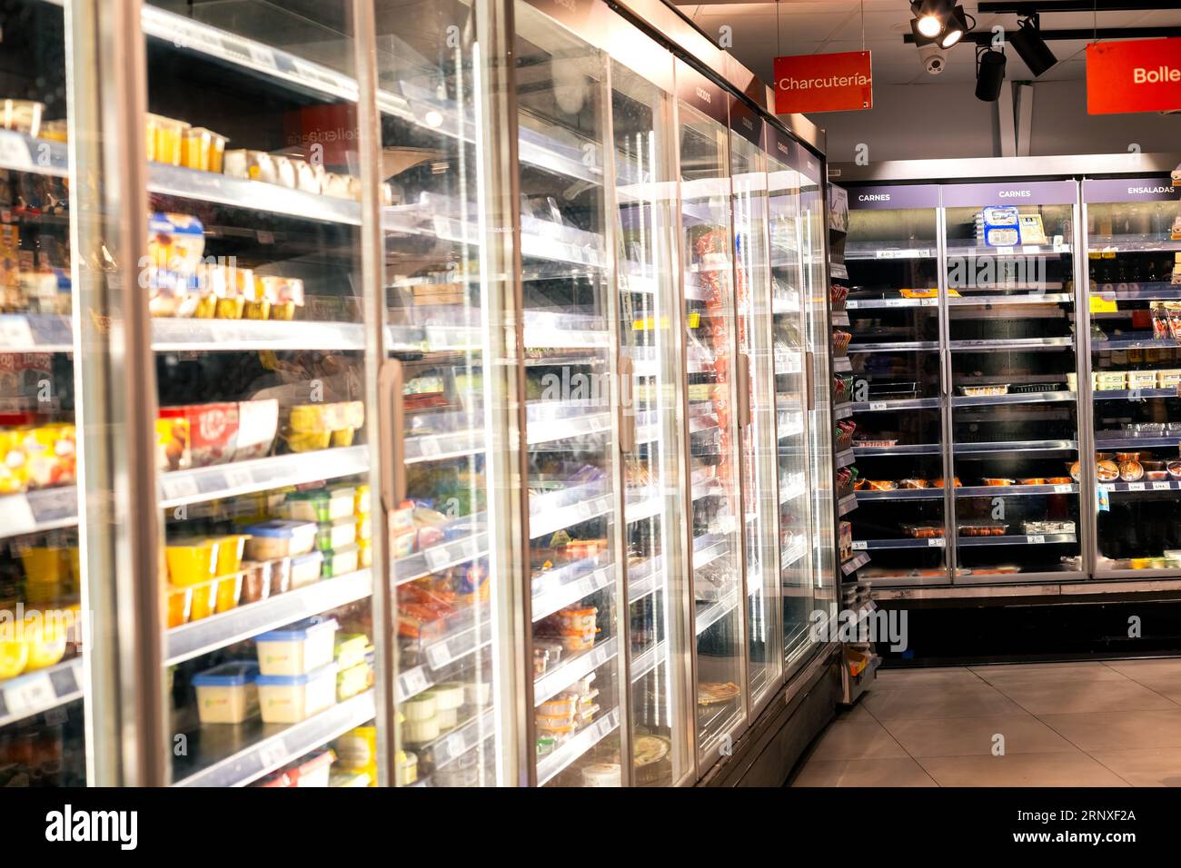 Un supermercato Express situato nel centro di Cadice in Spagna, un minimarket che offre tutto ciò di cui la gente ha bisogno, dai latticini ai pasti Foto Stock