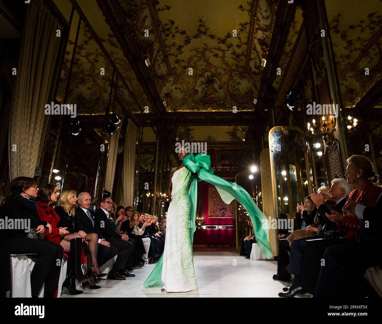 Bilder des Tages (180127) -- ROMA, 27 gennaio 2018 -- Una modella presenta una creazione per la casa di moda Renato balestra Haute Couture durante le sfilate della collezione Primavera/Estate Altaroma 2018 a Roma, Italia, 26 gennaio 2018. )(yy) ITALIA-ROMA-FASHION-ALTAROMA-RENATO BALESTRA JinxYu PUBLICATIONxNOTxINxCHN Foto Stock