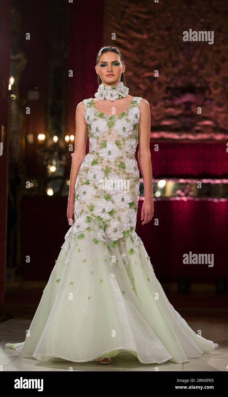 (180127) -- ROMA, 27 gennaio 2018 -- Una modella presenta una creazione per la casa di moda Renato balestra Haute Couture durante le sfilate della collezione Primavera/Estate Altaroma 2018 a Roma, Italia, 26 gennaio 2018. )(yy) ITALIA-ROMA-FASHION-ALTAROMA-RENATO BALESTRA JinxYu PUBLICATIONxNOTxINxCHN Foto Stock