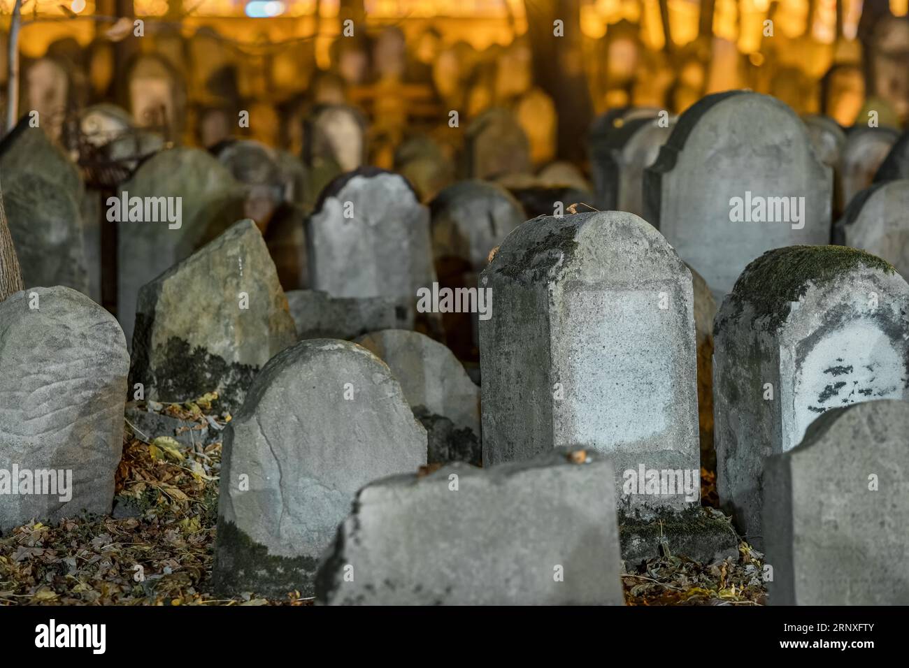 Lapidi in un vecchio cimitero di notte. Foto Stock