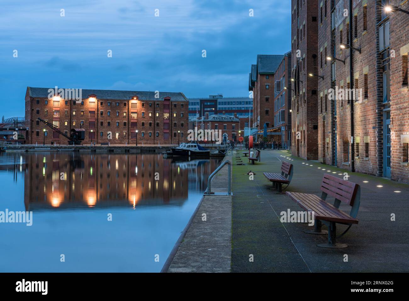 Questa è una vista serale dei moli di Gloucester, una popolare destinazione di viaggio ed ex zona industriale della città il 9 gennaio 2022 a Gloucester Foto Stock