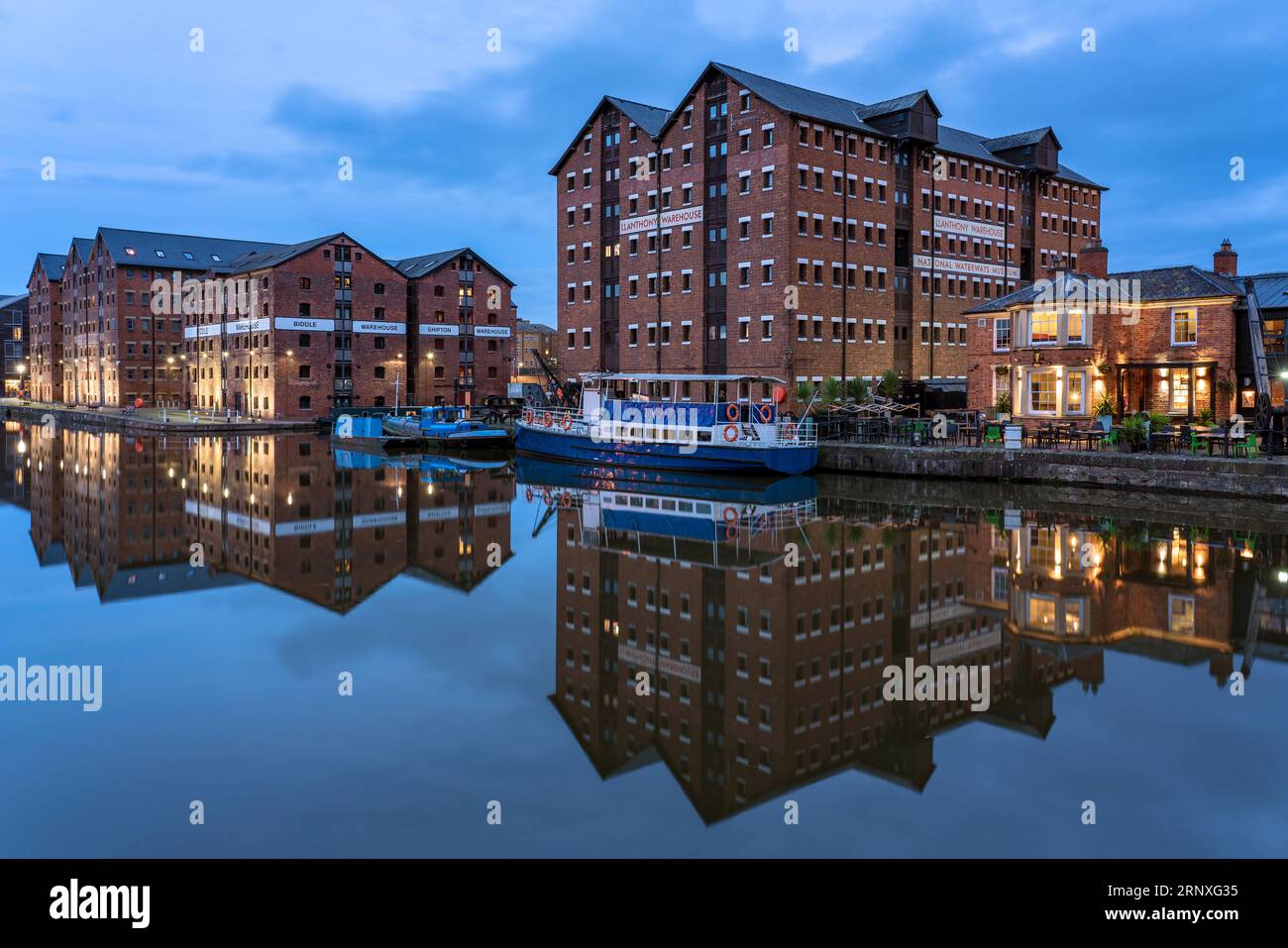 Vista serale degli edifici dei magazzini di Gloucester Docks, una popolare destinazione di viaggio il 9 gennaio 2022 a Gloucester, Regno Unito Foto Stock