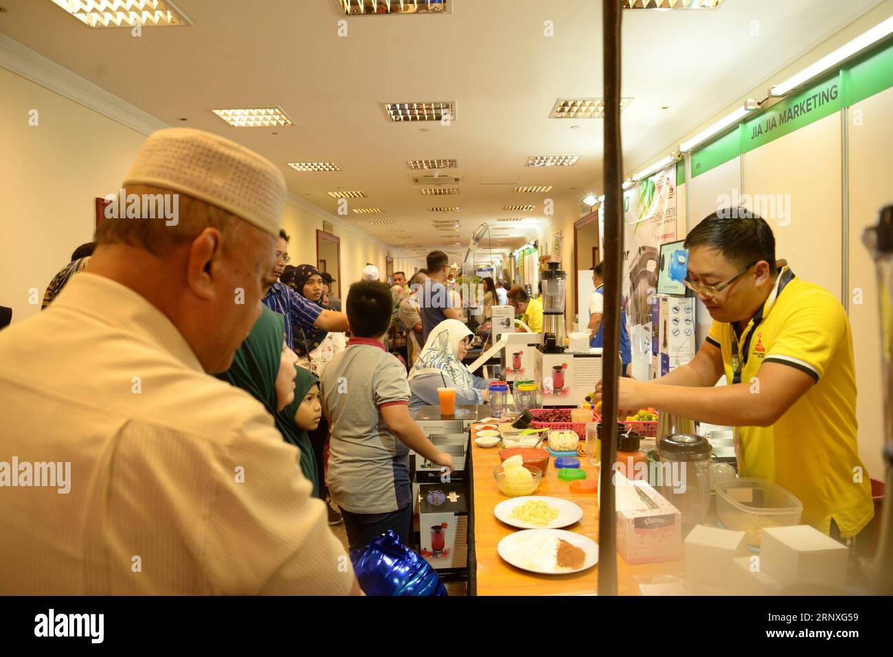 (180129) - BANDAR SERI BEGAWAN, 29 gennaio 2018 -- People visit the 20th Consumer Fair in Bandar seri Begawan, capitale del Brunei, 28 gennaio 2018. Domenica si è conclusa la 20° Fiera del consumo del Brunei di 5 giorni con un totale di circa 80.000 persone in visita a più di 400 stand espositori, secondo D Sunlit, l'organizzatore della Fiera del consumo. ) (zf) BRUNEI-BANDAR SERI BEGAWAN-CONSUMATORI FAIR-VISITORS JeffreyxWong PUBLICATIONxNOTxINxCHN Foto Stock