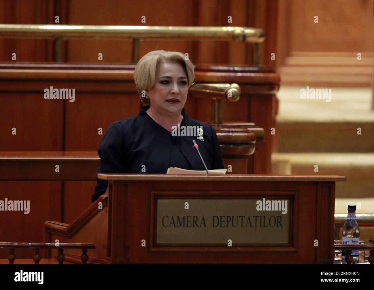 180129 -- BUCAREST, 29 gennaio 2018 -- Viorica Dancila, primo ministro rumeno designato, parla durante un voto di fiducia all'edificio del parlamento di Bucarest, in Romania, il 29 gennaio 2018. Il nuovo governo rumeno guidato dal socialdemocratico Viorica Dancila, il terzo in meno di 13 mesi, ha vinto il voto di fiducia nel parlamento lunedì. Dancila è diventata la prima donna primo ministro nella storia di questo paese dell'Europa orientale. ROMANIA-BUCAREST-NUOVO GOVERNO-FIDUCIA VOTO CRISTIANXCRISTEL PUBLICATIONXNOTXINXCHN Foto Stock