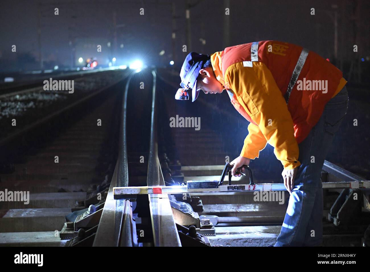 (180131) -- NANNING , 31 gennaio 2018 -- Un lavoratore controlla i problemi di sicurezza su una ferrovia di notte a Nanning, capitale della regione autonoma del Guangxi Zhuang del sud della Cina, 31 gennaio 2018. ) (Zwx) CHINA-NANNING-RAILWAY-NIGHT WORKER (CN) ZhouxHua PUBLICATIONxNOTxINxCHN Foto Stock