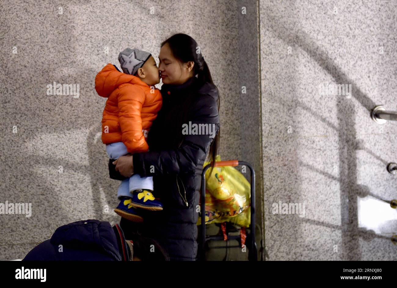 (180201) -- SHENZHEN, 1 febbraio 2018 -- Un passeggero tiene un bambino alla stazione ferroviaria di Shenzhen Est a Shenzhen, provincia del Guangdong, Cina meridionale, 1 febbraio 2018. Il festival primaverile del 2018, conosciuto come Chunyun, è iniziato giovedì e durerà fino al 12 marzo. Si prevede che saranno effettuati circa 2,98 miliardi di viaggi durante il Chunyun. Il Festival di primavera, o Capodanno lunare cinese, cade il 16 febbraio di quest'anno. ) (lx) CHINA-SPRING FESTIVAL-TRAVEL RUSH (CN) MaoxSiqian PUBLICATIONxNOTxINxCHN Foto Stock