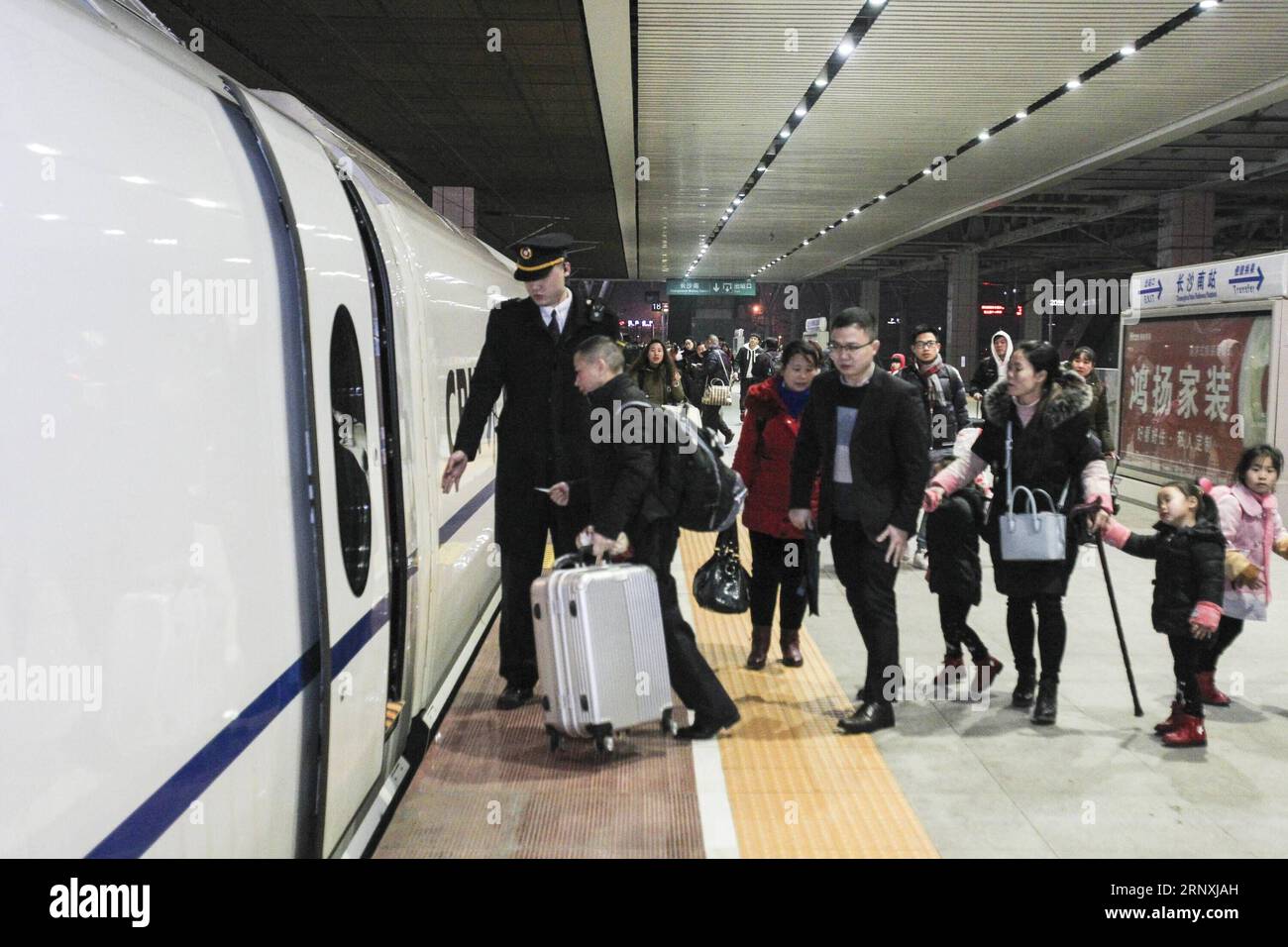 (180201) -- CHANGSHA, 1 febbraio 2018 -- Un membro del personale aiuta i passeggeri a salire sul treno a Changsha, capitale della provincia di Hunan della Cina centrale, 1 febbraio 2018. Il festival primaverile del 2018, conosciuto come Chunyun, è iniziato giovedì e durerà fino al 12 marzo. Si prevede che saranno effettuati circa 2,98 miliardi di viaggi durante il Chunyun. Il Festival di primavera, o Capodanno lunare cinese, cade il 16 febbraio di quest'anno. ) (Yxb) CHINA-SPRING FESTIVAL-TRAVEL RUSH (CN) WangxTiancong PUBLICATIONxNOTxINxCHN Foto Stock