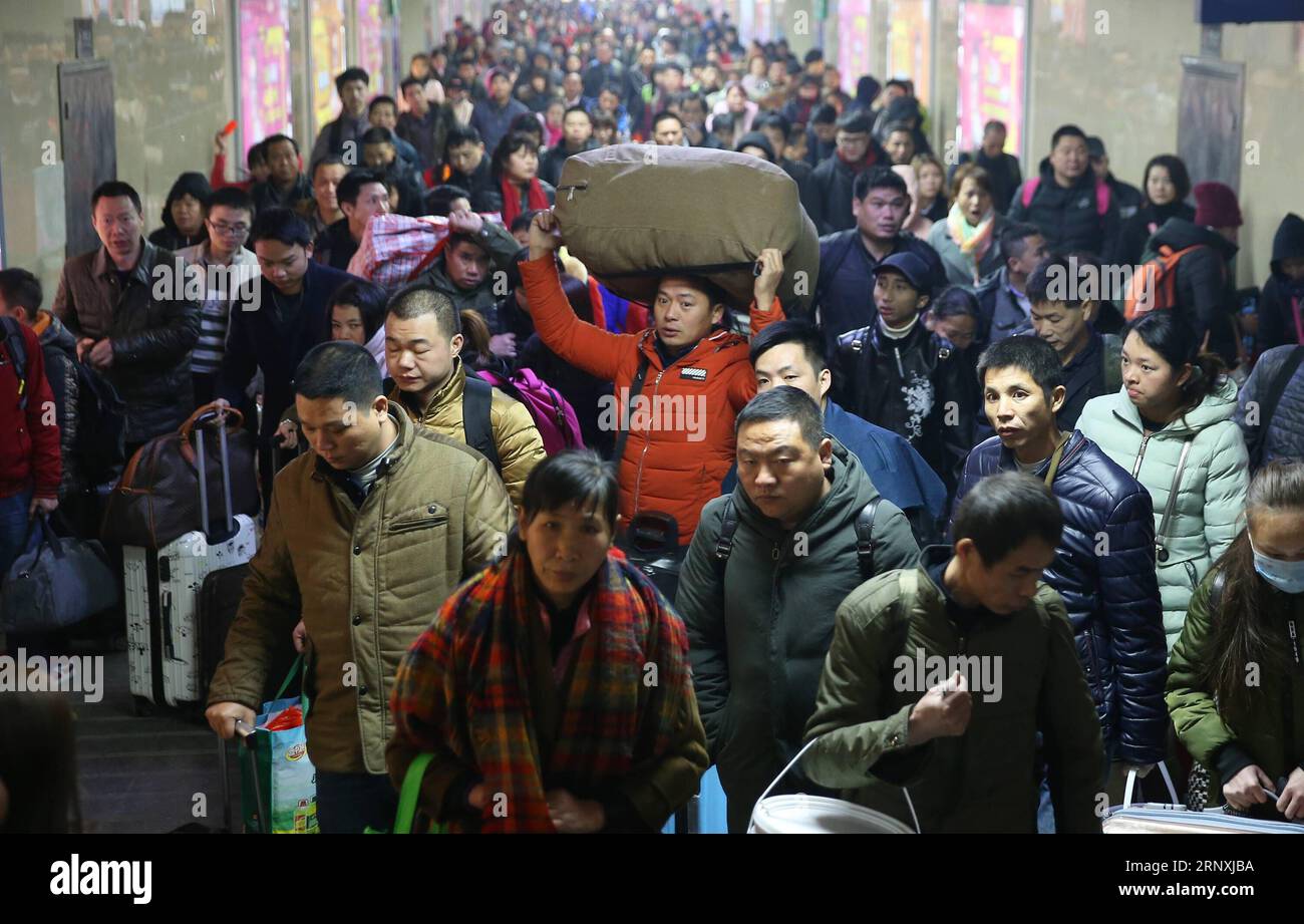 (180201) -- HENGYANG, 1 febbraio 2018 -- i passeggeri sono visti alla stazione ferroviaria di Hengyang, nella provincia di Hunan della Cina centrale, 1 febbraio 2018. Il festival primaverile del 2018, conosciuto come Chunyun, è iniziato giovedì e durerà fino al 12 marzo. Si prevede che saranno effettuati circa 2,98 miliardi di viaggi durante il Chunyun. Il Festival di primavera, o Capodanno lunare cinese, cade il 16 febbraio di quest'anno. ) (lx) CHINA-SPRING FESTIVAL-TRAVEL RUSH(CN) CaoxZhengping PUBLICATIONxNOTxINxCHN Foto Stock