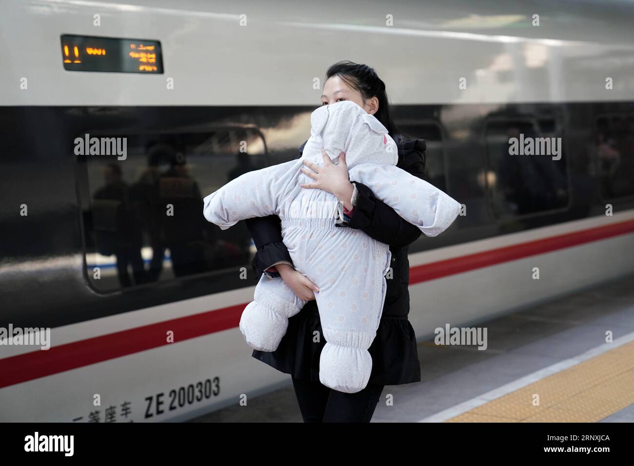 (180201) -- PECHINO, 1 febbraio 2018 -- Un passeggero trasporta un bambino per prendere il treno alla stazione ferroviaria di Pechino Ovest, capitale della Cina, 1 febbraio 2018. La corsa di viaggio del Festival di Primavera 2018, nota come Chunyun, è iniziata giovedì e durerà fino al 12 marzo. Si prevede che saranno effettuati circa 2,98 miliardi di viaggi durante il Chunyun. Il Festival di primavera, o Capodanno lunare cinese, cade il 16 febbraio di quest'anno. ) (Yxb) CHINA-SPRING FESTIVAL-TRAVEL RUSH-CHILDREN (CN) JuxHuanzong PUBLICATIONxNOTxINxCHN Foto Stock