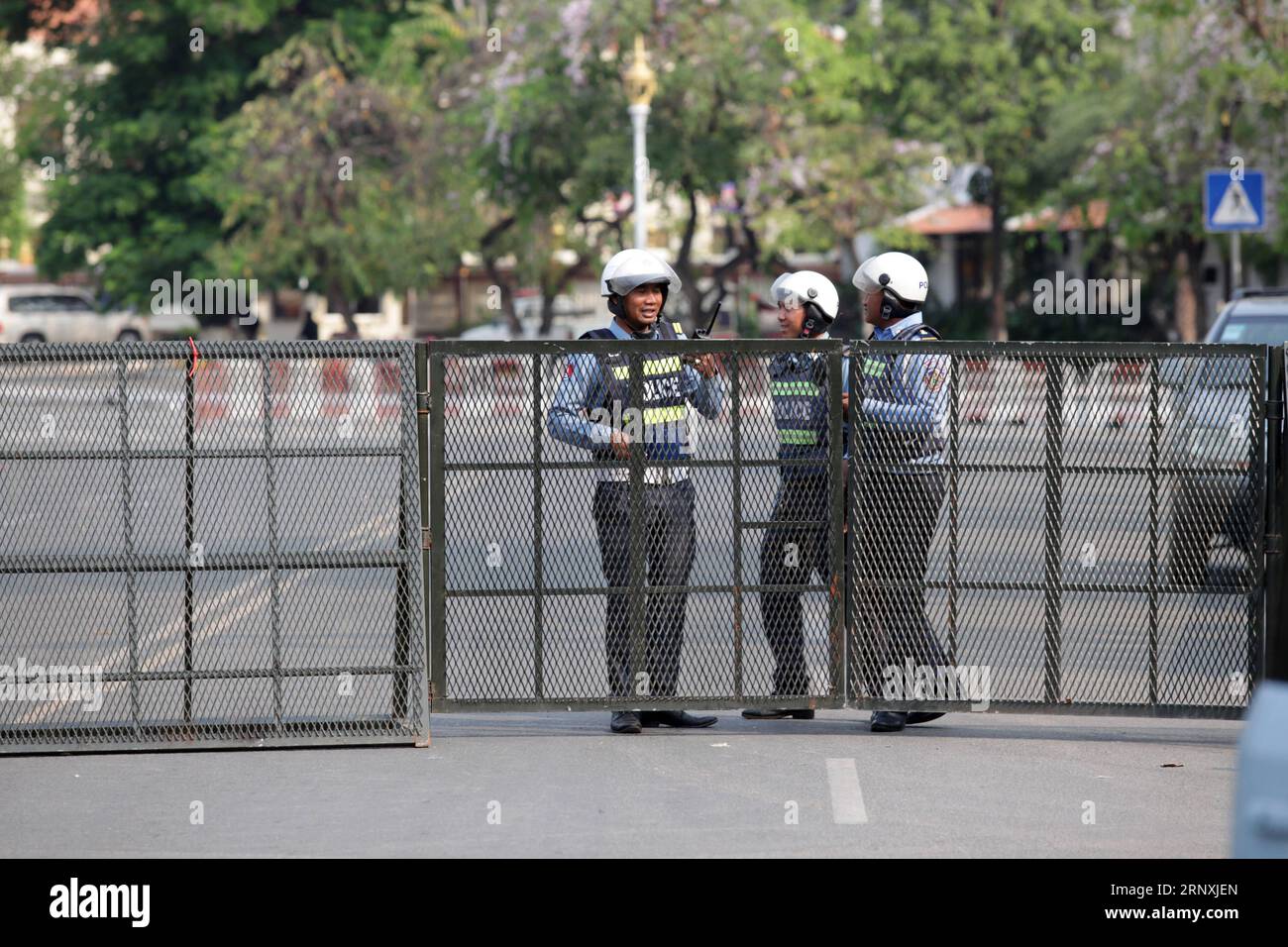 (180201) -- PHNOM PENH, 1 febbraio 2018 -- i poliziotti cambogiani bloccano una strada che conduce alla Corte d'appello di Phnom Penh, Cambogia, il 1 febbraio 2018. Giovedì scorso la Corte d'appello della Cambogia ha respinto una domanda di cauzione per l'ex leader dell'opposizione Kem Sokha, arrestato nel settembre dello scorso anno con l'accusa di tradimento, ha affermato il suo avvocato difensore. )(jmmn) CAMBOGIA-PHNOM PENH-APPELLO COURT Sovannara PUBLICATIONxNOTxINxCHN Foto Stock