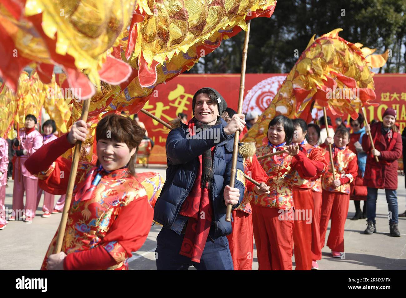 (180205) -- NINGBO, 5 febbraio 2018 -- Uno straniero polacco sperimenta la danza di draghi al villaggio di Mingyan, Ningbo City of East China S Zhejiang Province, 4 febbraio 2018. Circa 100 stranieri salutano il capodanno lunare cinese sperimentando le usanze popolari a Ningbo. ) (Zwx) CHINA-ZHEJIANG-FOREIGN-FOLK CUSTOM (CN) HuangxZongzhi PUBLICATIONxNOTxINxCHN Foto Stock