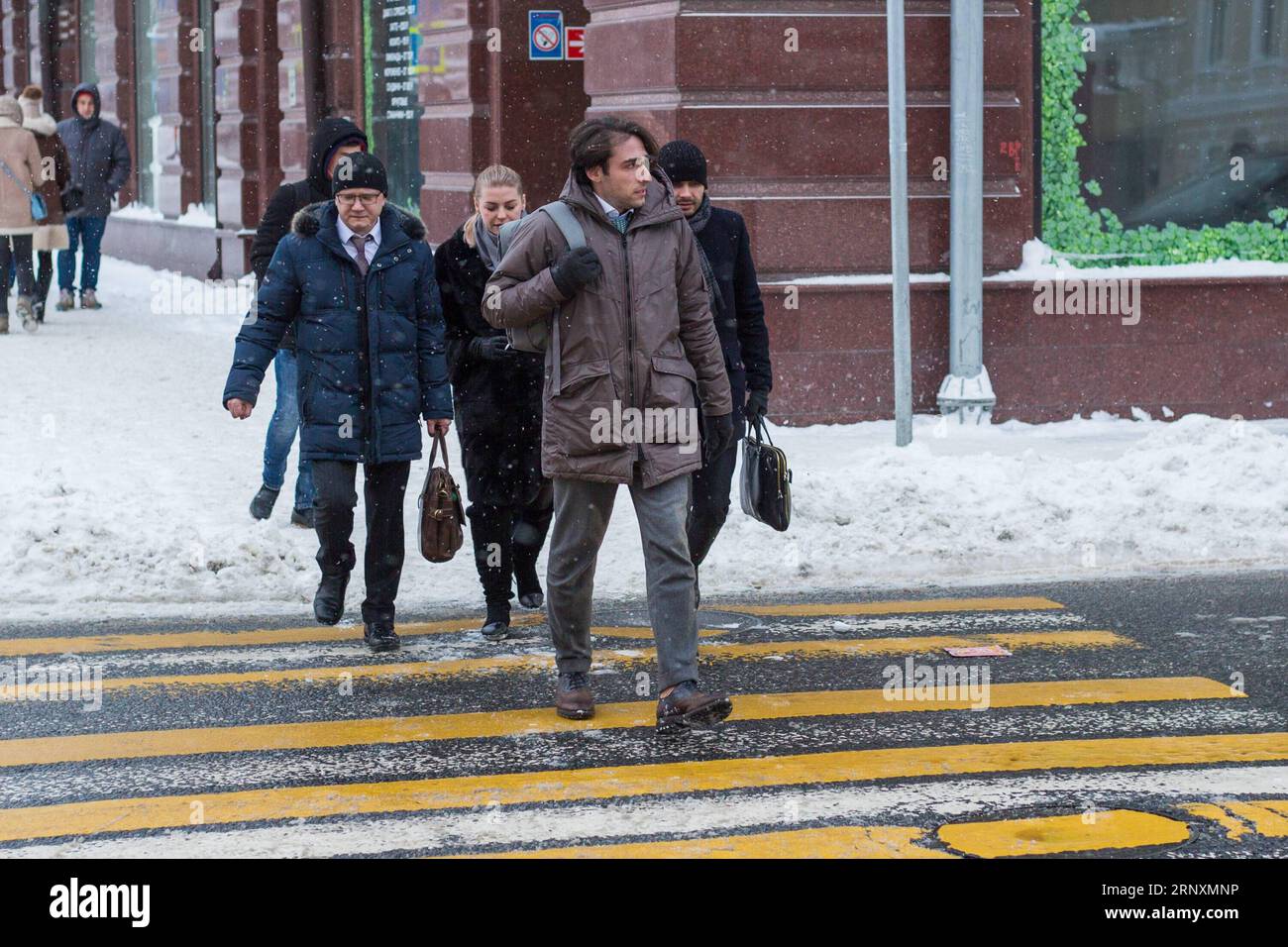 (180205) -- MOSCA, febbraio 5, 2018 -- la gente attraversa una strada a Mosca, in Russia, il 5 febbraio 2018. Mosca ha vissuto una forte nevicata record la scorsa settimana, che ha causato ritardi e cancellazioni dei voli aerei e la morte di almeno una vittima, hanno detto i funzionari. Mosca ha avuto la nevicata più forte degli ultimi 100 anni, l'ufficio del sindaco di Mosca ha detto in una dichiarazione di lunedì. ) RUSSIA-MOSCA-NEVICATE BaixXueqi PUBLICATIONxNOTxINxCHN Foto Stock