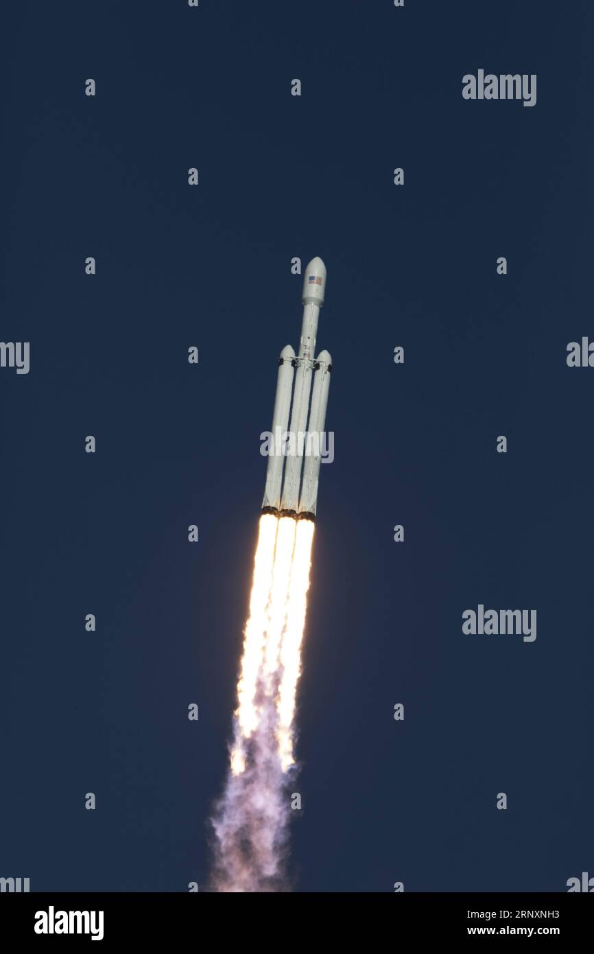 (180207) -- FLORIDA, 7 febbraio 2018 -- Un razzo SpaceX Falcon Heavy si solleva dal Kennedy Space Center della Florida, Stati Uniti, 6 febbraio 2018. Il Falcon Heavy è partito dal Kennedy Space Center nello stato della Florida alle 15:45 EST (2145 GMT), portando qualcosa solo per divertimento: Una Tesla Roadster rossa appartenente a SpaceX e il fondatore di Tesla Elon Musk. ) (JMMN) U.S.-FLORIDA-SPACEX-FALCON LANCIO PESANTE NASA PUBLICATIONXNOTXINXCHN Foto Stock